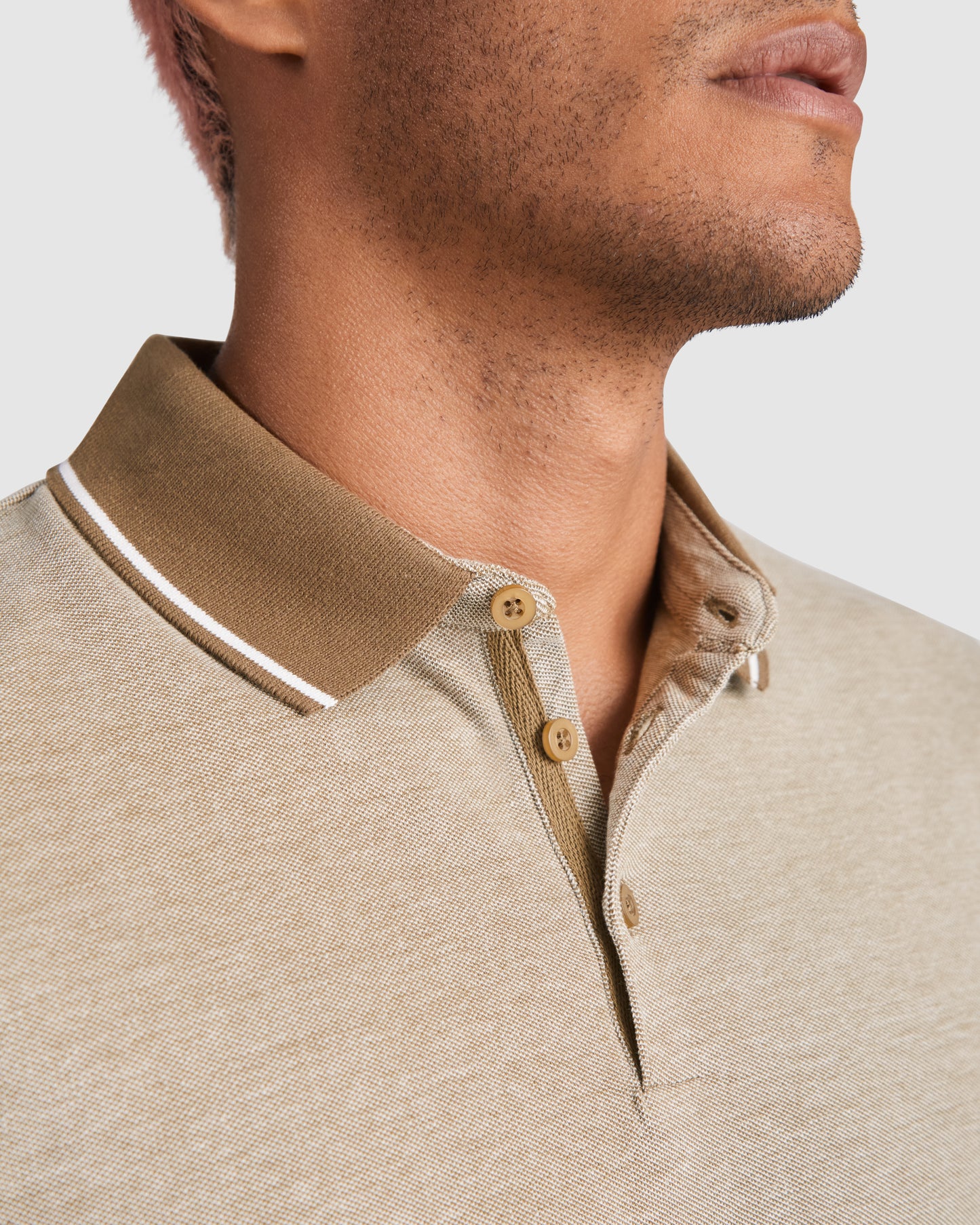 Polo de manga corta.