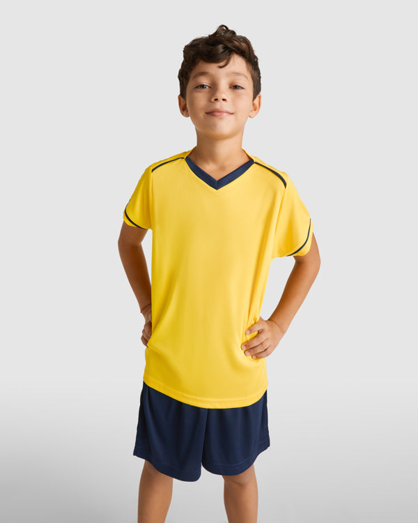 Conjunto deportivo de camiseta y pantalón.