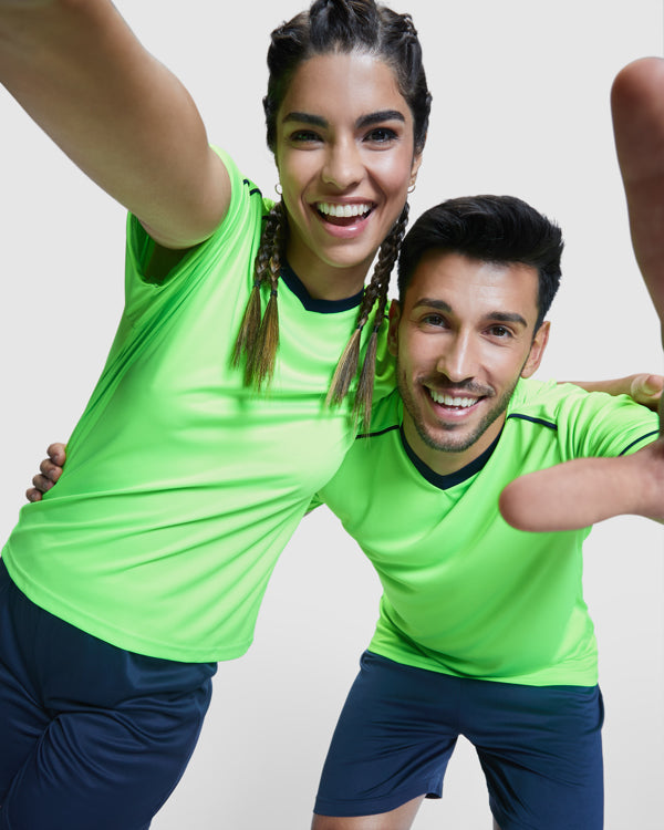 Conjunto deportivo de camiseta y pantalón.