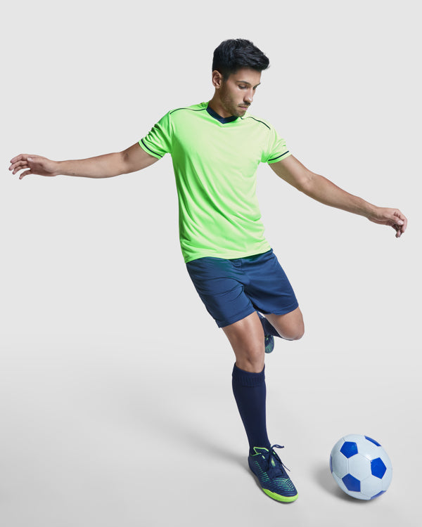 Conjunto deportivo de camiseta y pantalón.