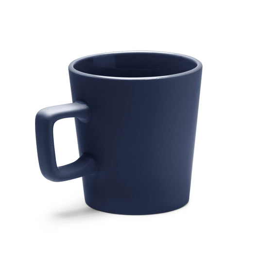 Taza de cerámica con acabado mate y asa cuadrada. Con una capacidad de 300 ml.