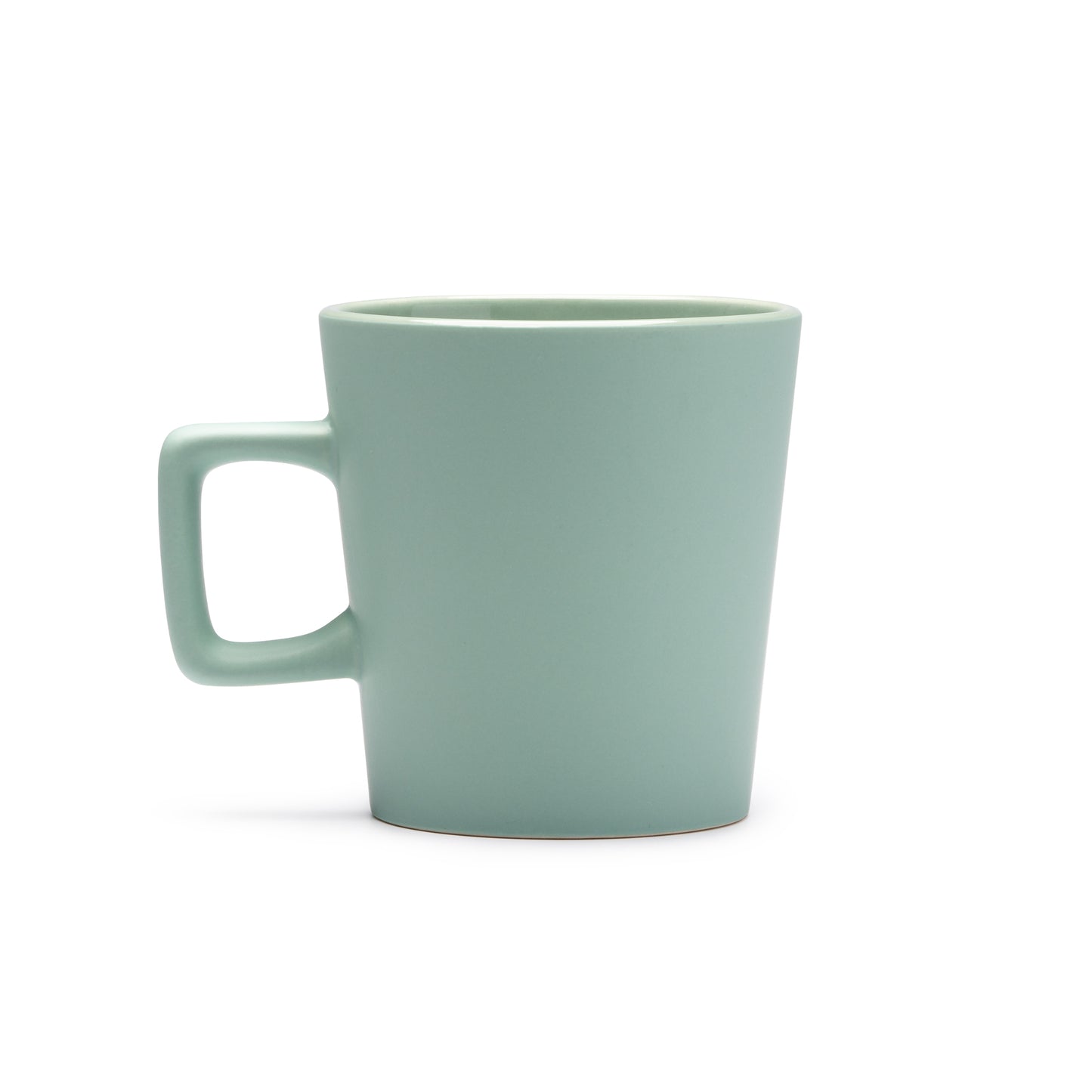 Taza de cerámica con acabado mate y asa cuadrada. Con una capacidad de 300 ml.
