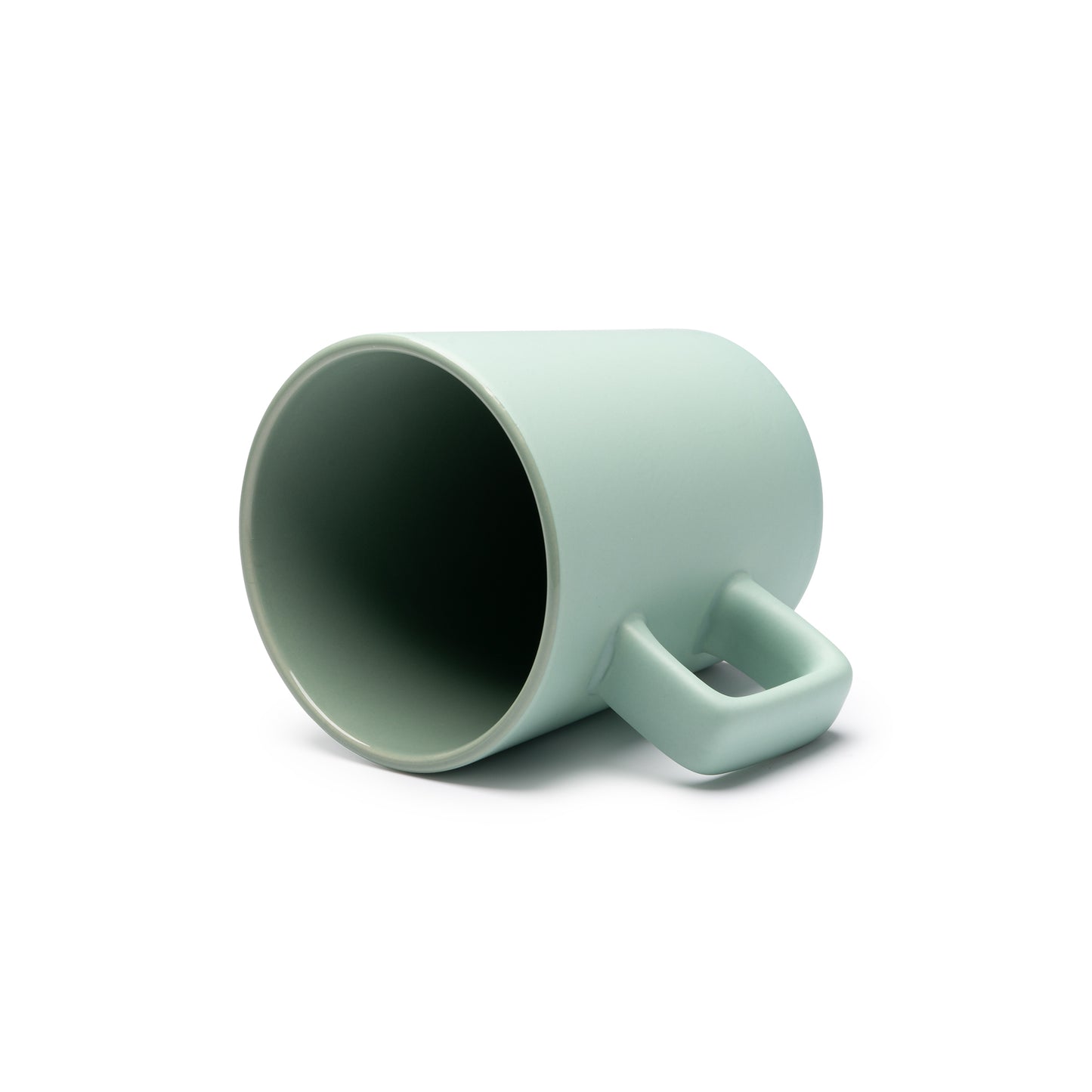 Taza de cerámica con acabado mate y asa cuadrada. Con una capacidad de 300 ml.