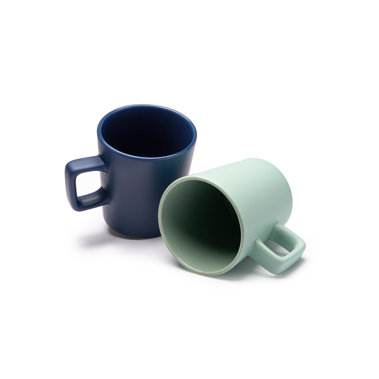 Taza de cerámica con acabado mate y asa cuadrada. Con una capacidad de 300 ml.