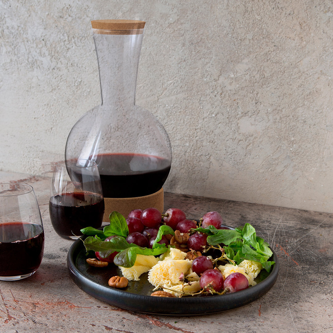 Decantador de línea nature, fabricado en cristal de borosilicato y con base y tapón en corcho natural