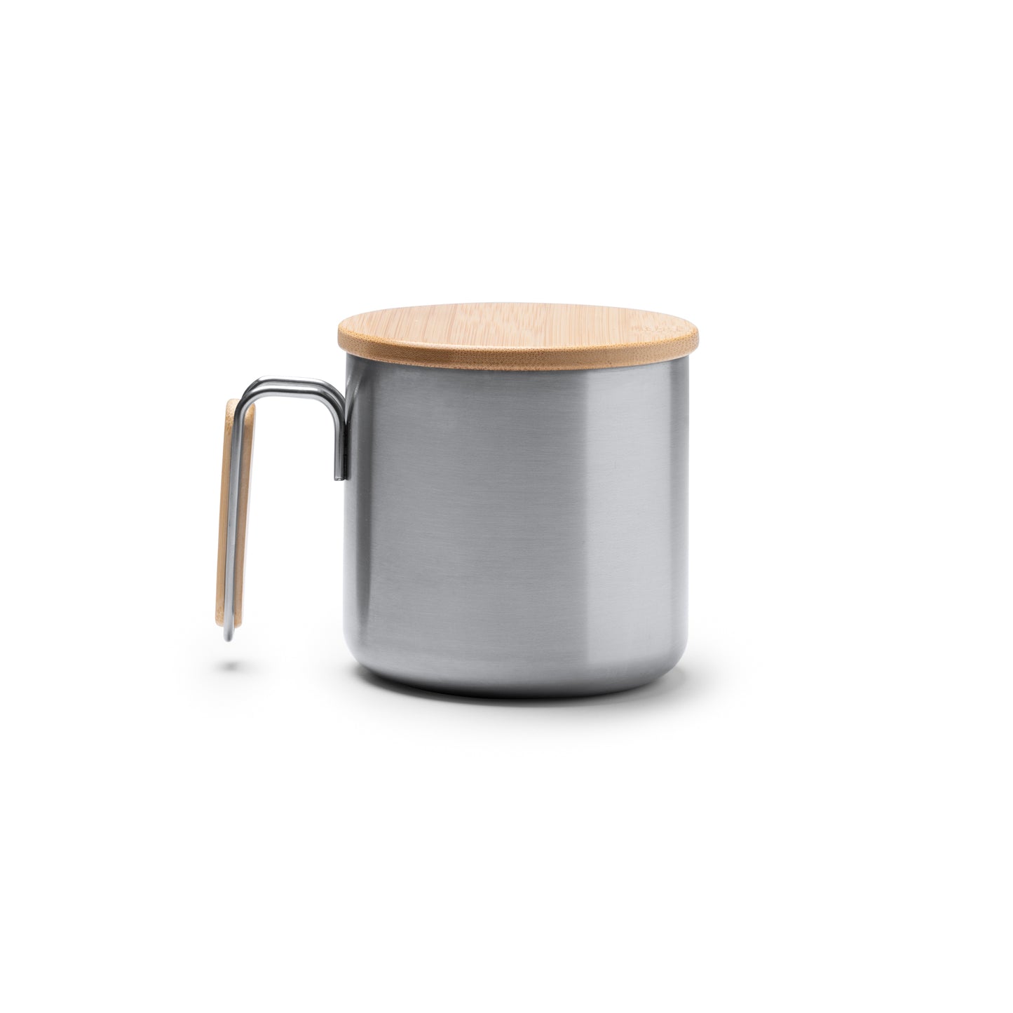 Taza de acero inoxidable 304 reciclado con detalle de bambú en el asa. Capacidad de 350 ml