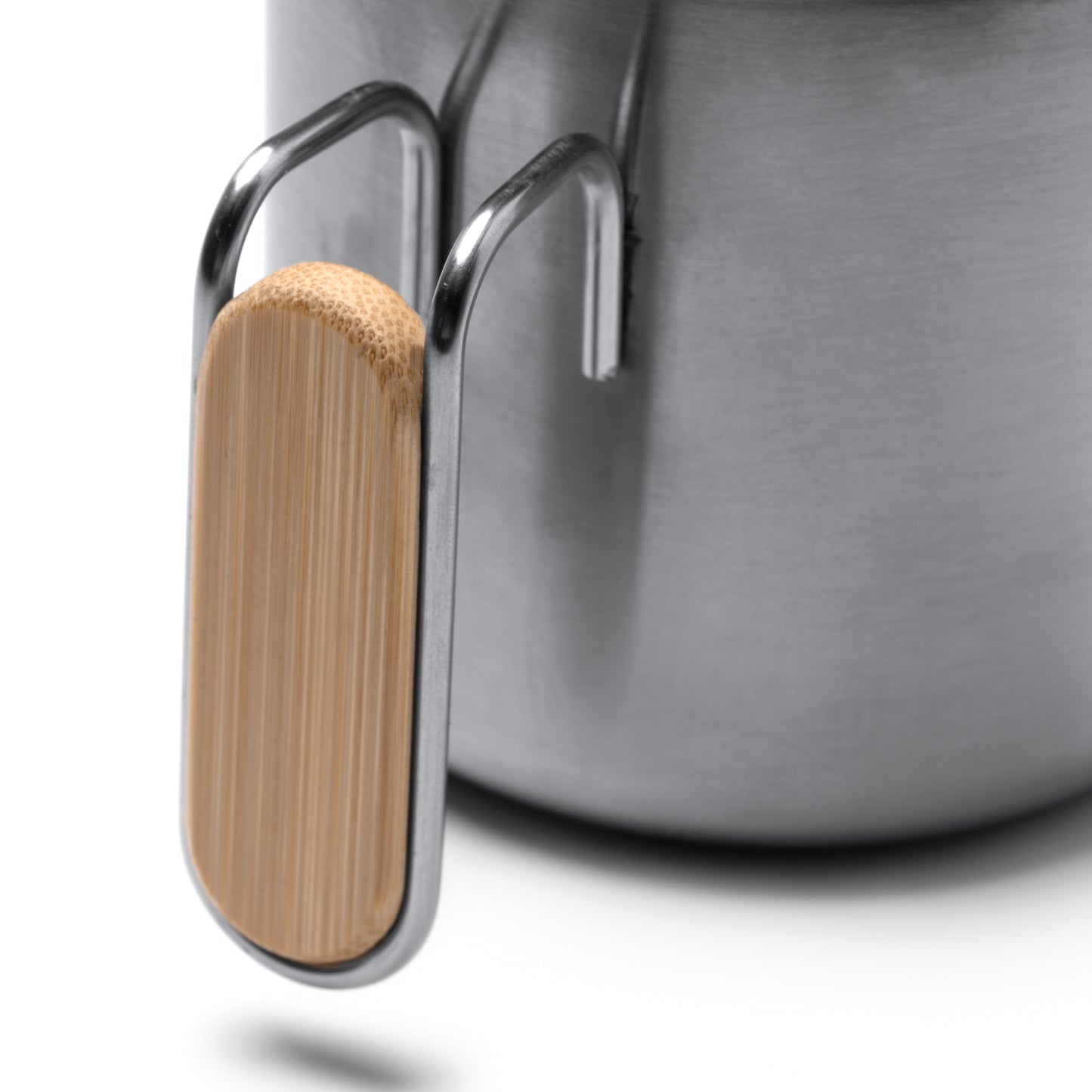 Taza de acero inoxidable 304 reciclado con detalle de bambú en el asa. Capacidad de 350 ml