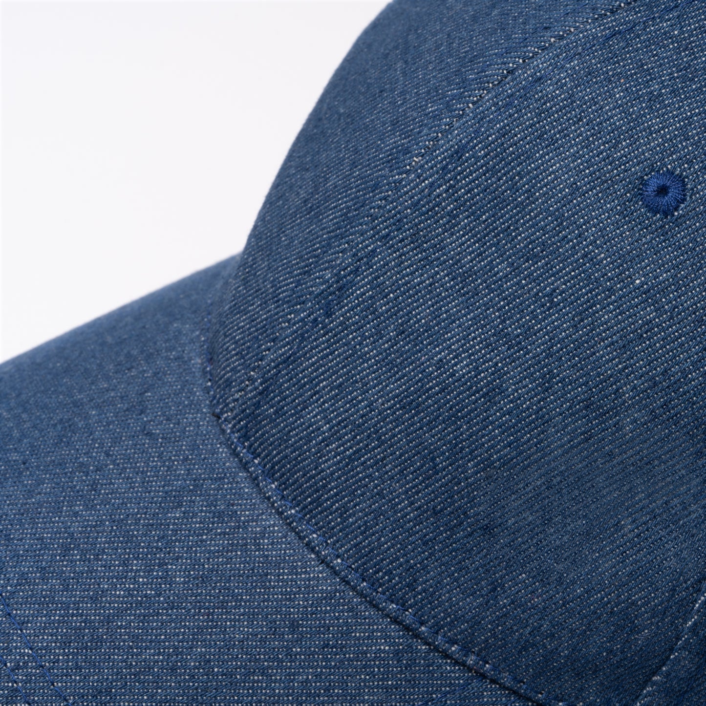 Gorra de tejido vaquero reciclado de 6 paneles. Ojales de ventilación.