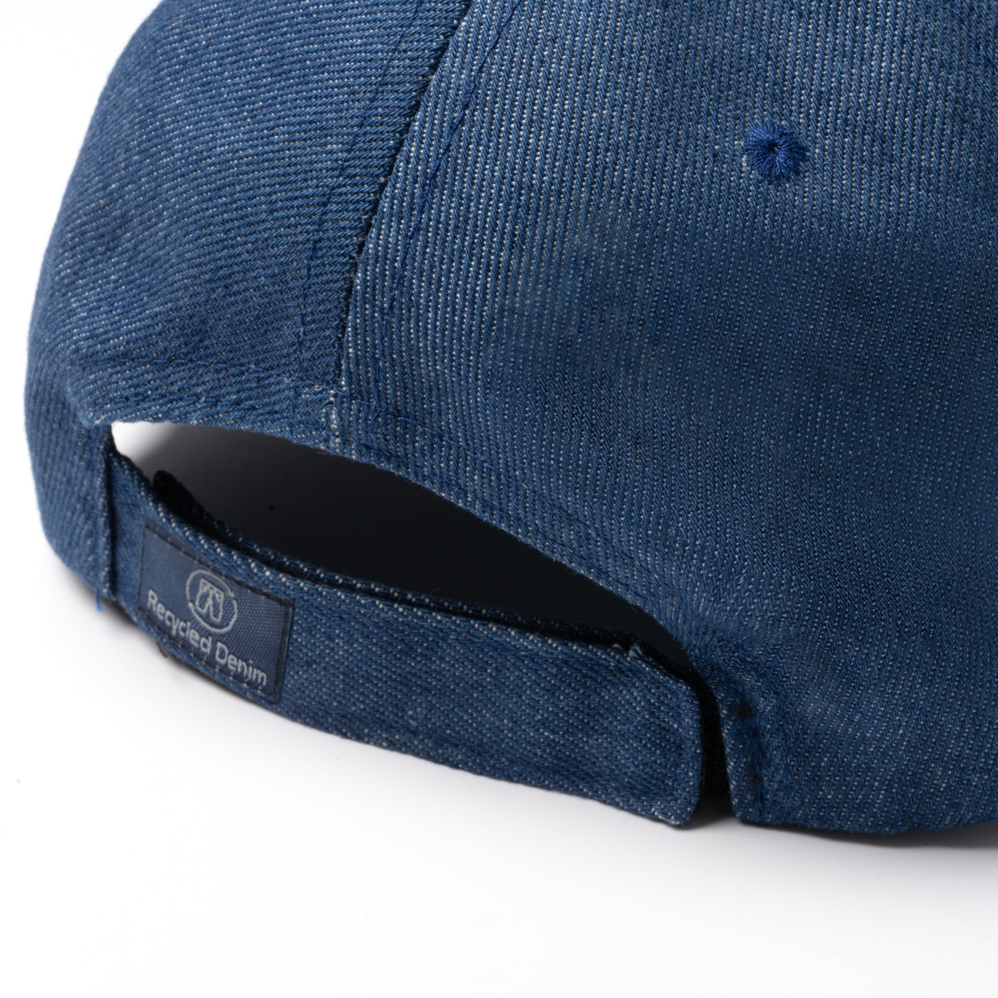 Gorra de tejido vaquero reciclado de 6 paneles. Ojales de ventilación.