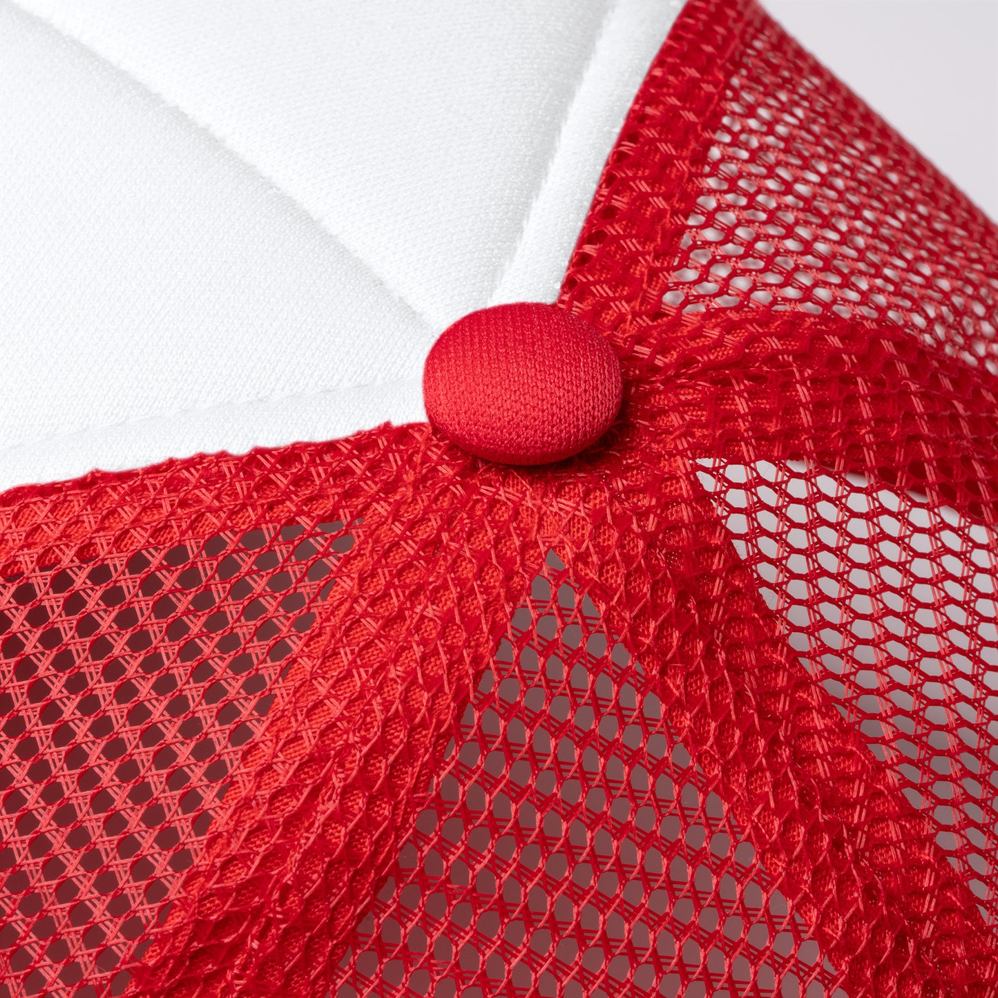 Gorra de políester de 5 paneles con panel frontal acolchado en color blanco.