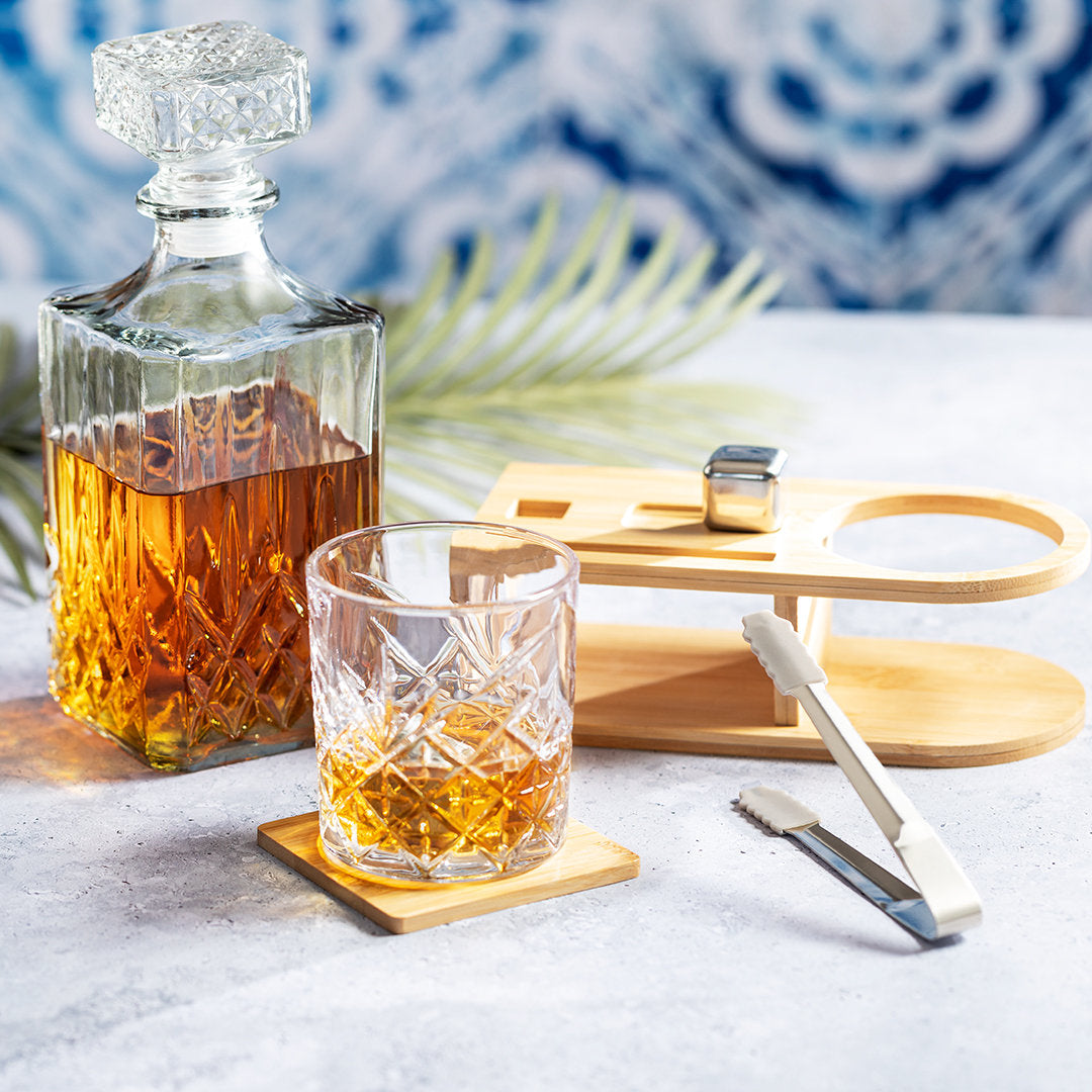Set de whisky de alta calidad con elegante soporte en bambú