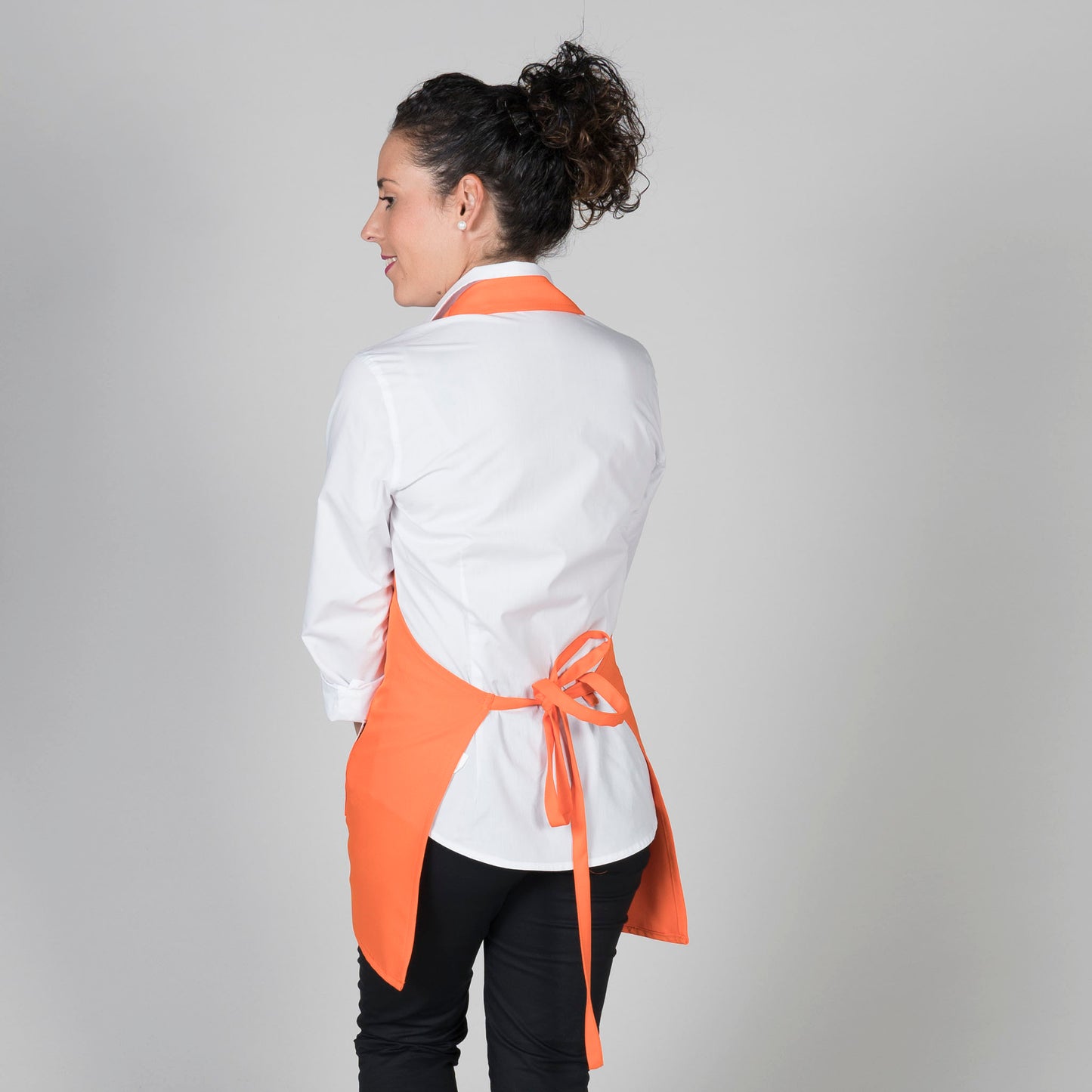 DELANTAL BISTRO ESCOTE PICO BOLSILLO CENTRO 80X65 CM