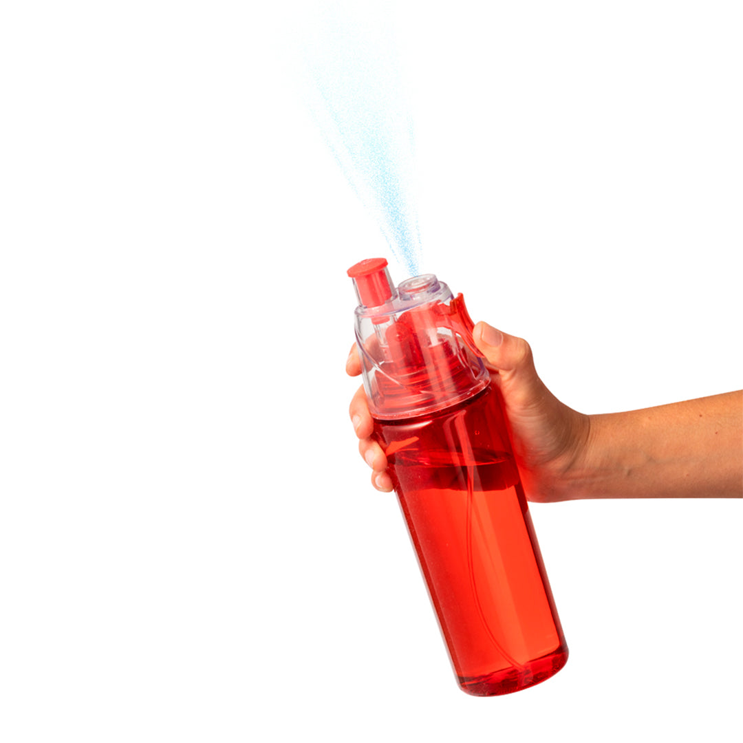 Bidón de 600 ml de capacidad, con vaporizador en el tapón para refrescarse.