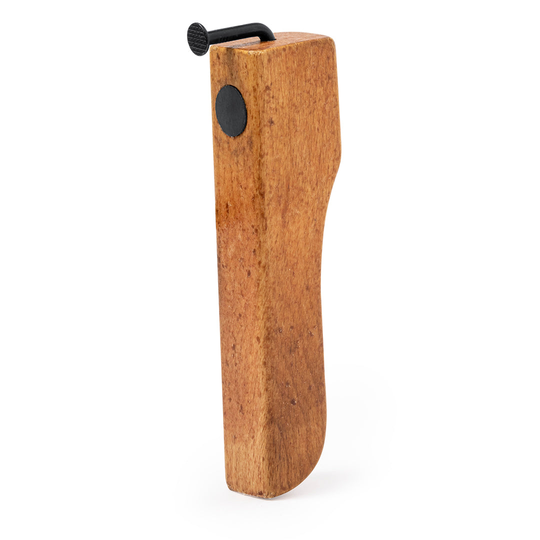 Original abridor de botellas en madera.