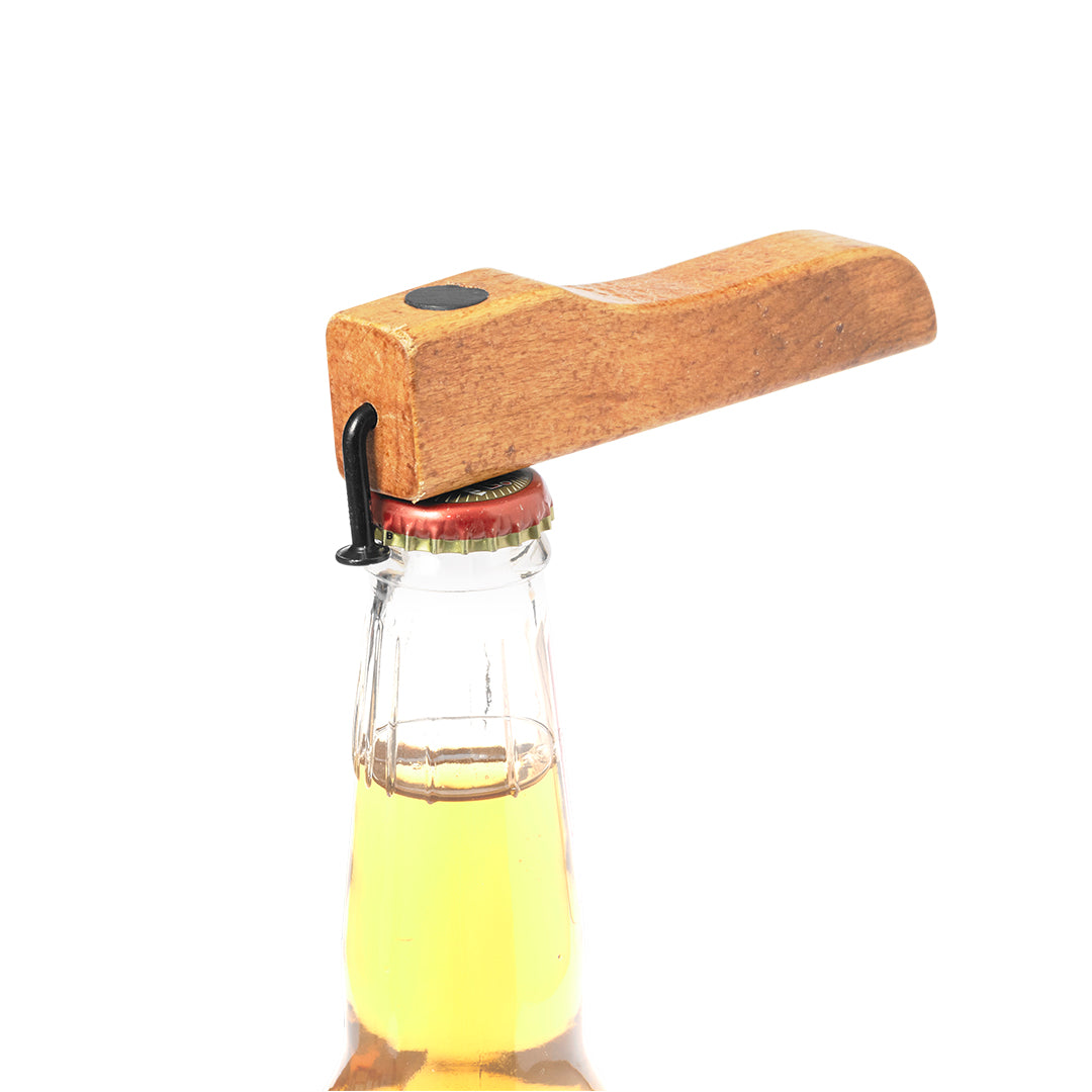 Original abridor de botellas en madera.