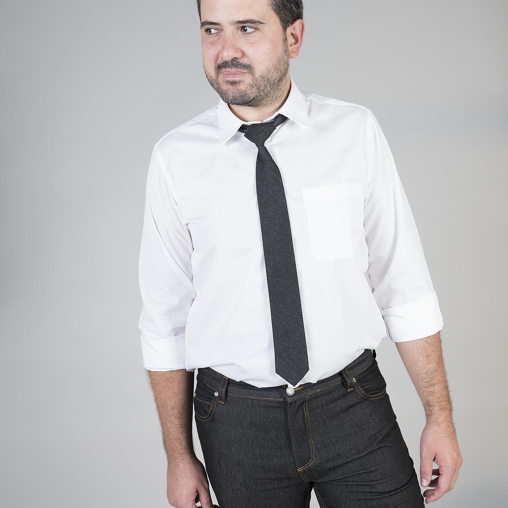 CORBATA CON NUDO DE PALA ESTRECHA