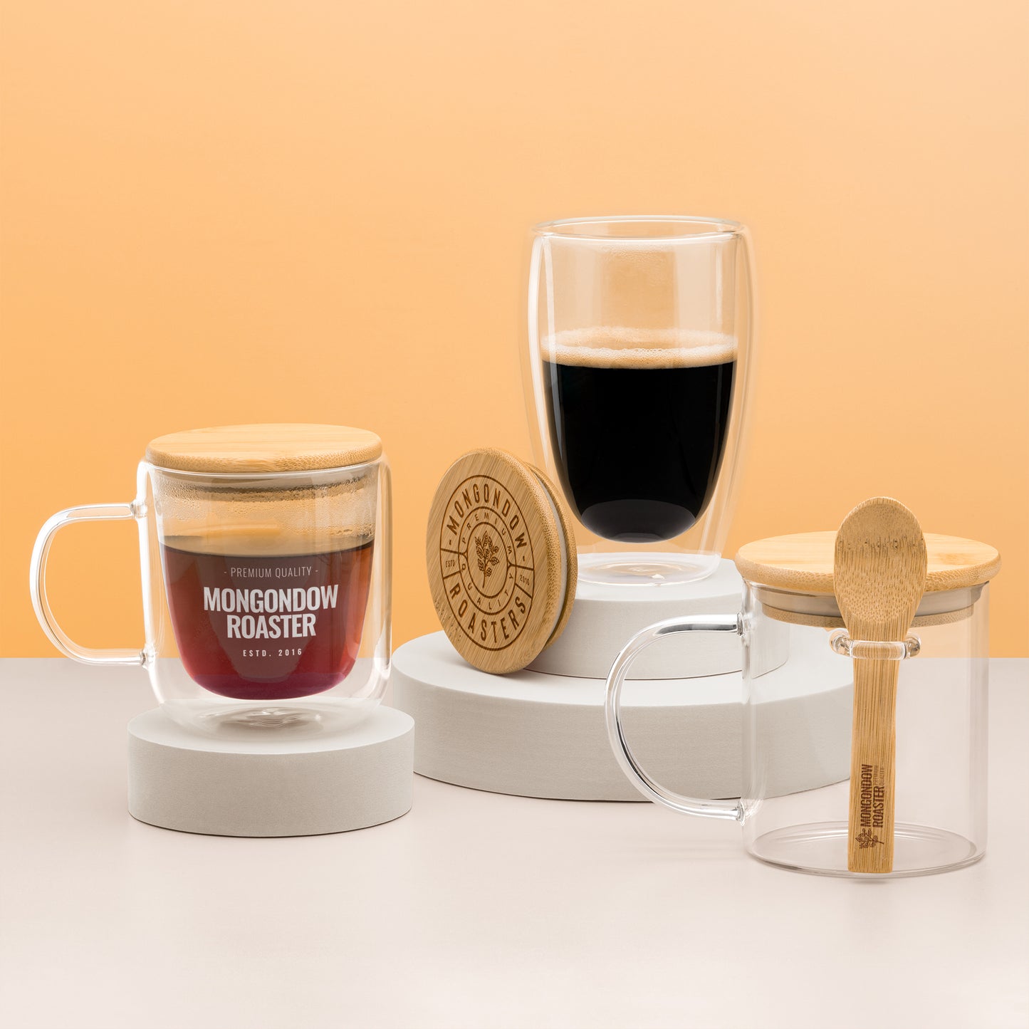 Taza de doble pared realizada en cristal borosilicato con tapa de bambú. Capacidad de 280 ml.