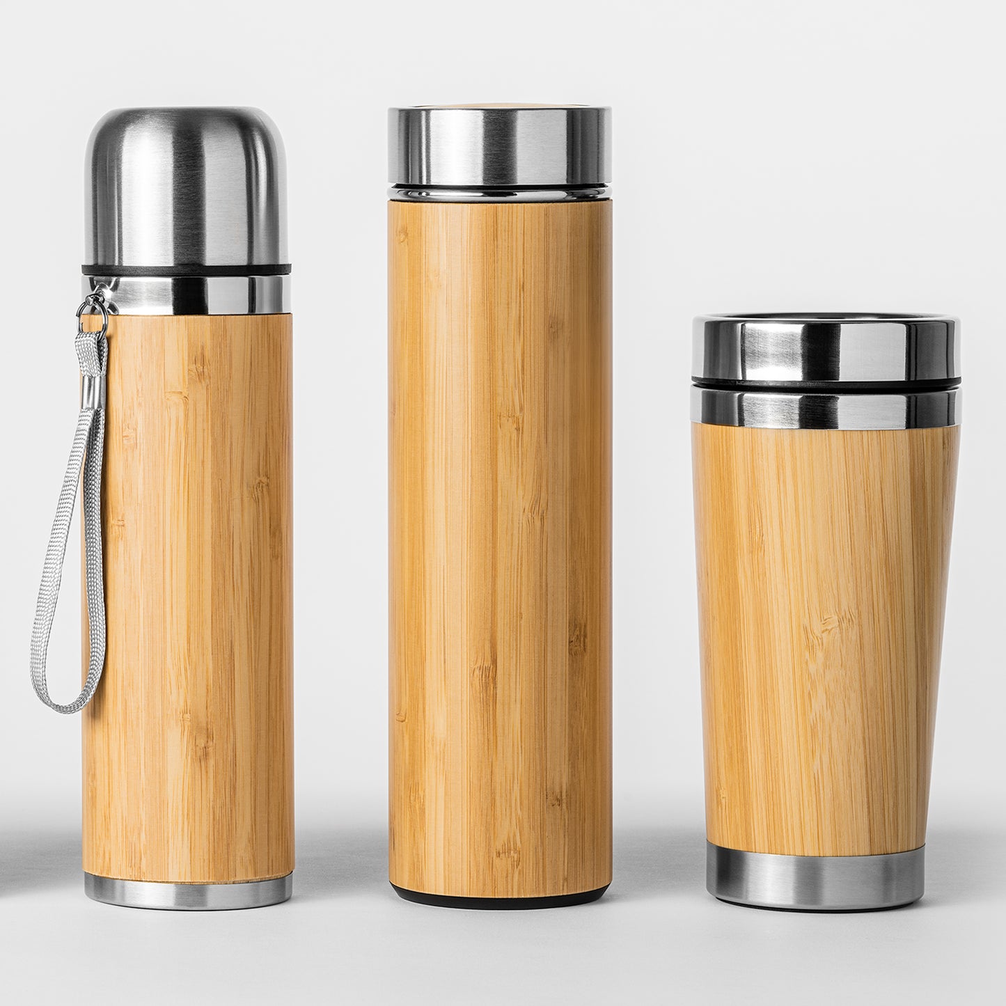 Vaso de acero inoxidable 304 con pared exterior de bambú. Capacidad de 500 ml.