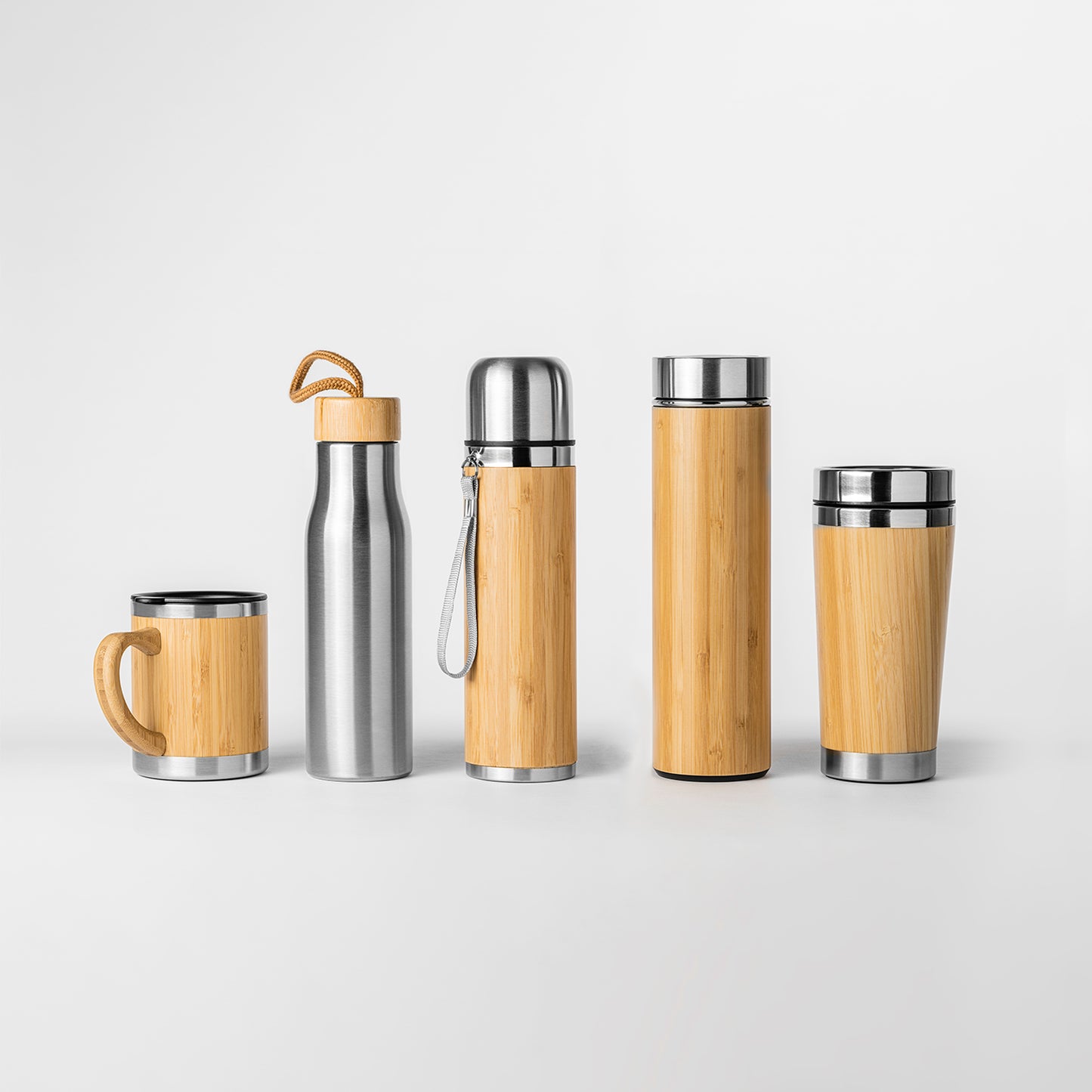 Vaso de acero inoxidable 304 con pared exterior de bambú. Capacidad de 500 ml.