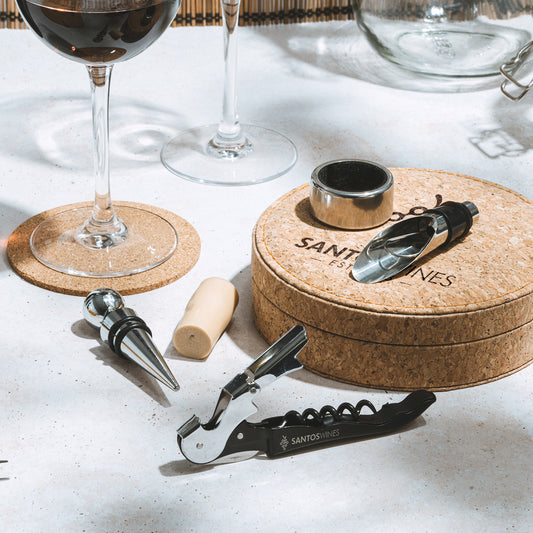 Set de vino con accesorios en acero inoxidable, sacacorchos de 2 tiempos con cortacápsulas, recogegotas, dosificador y tapón.