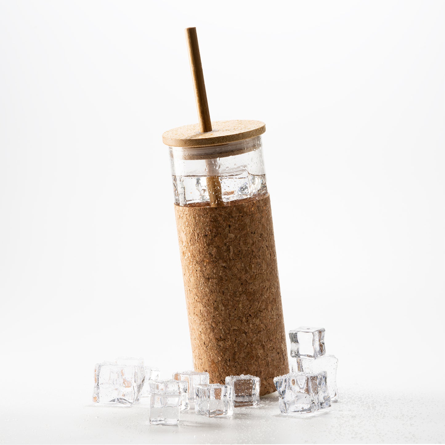 Bonito vaso realizado en cristal borosilicato con funda de corcho natural, tapa y pajita en bambú.