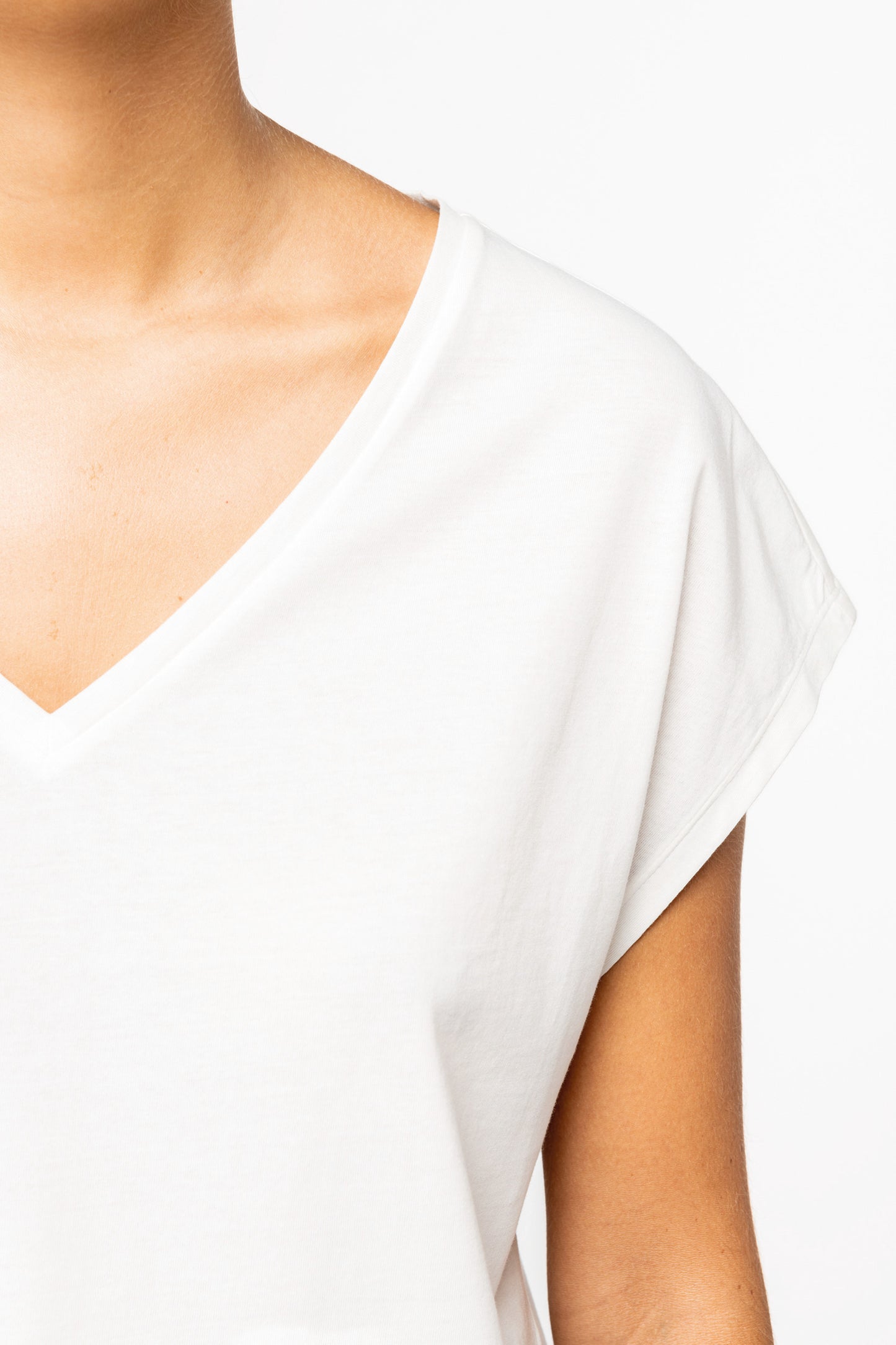 Camiseta ecorresponsable holgada con cuello de pico mujer