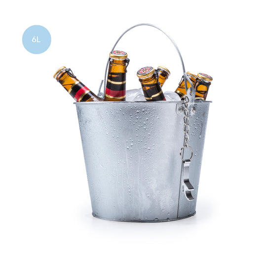 Cubo metálico de 6l de capacidad con asa y abridor de aluminio con cadena incluido.