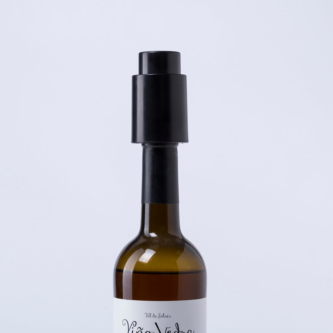 Tapón con bomba de vacío para botellas de vino en elegante diseño de color negro.