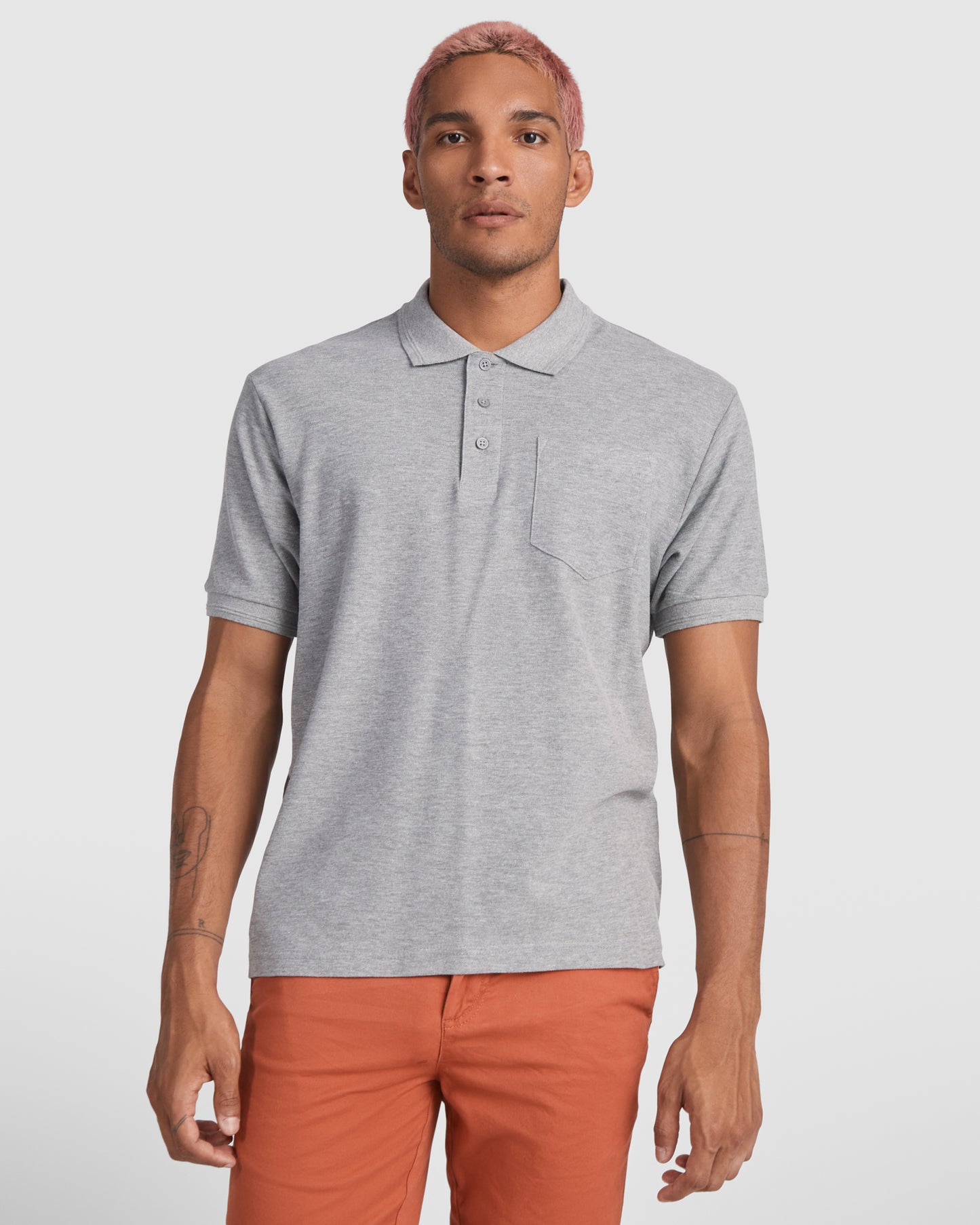 Polo de manga corta.