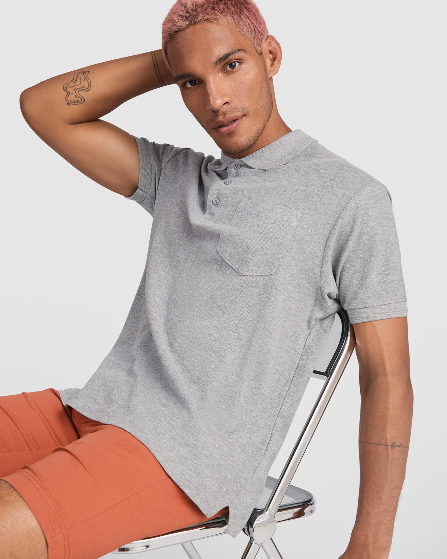 Polo de manga corta.