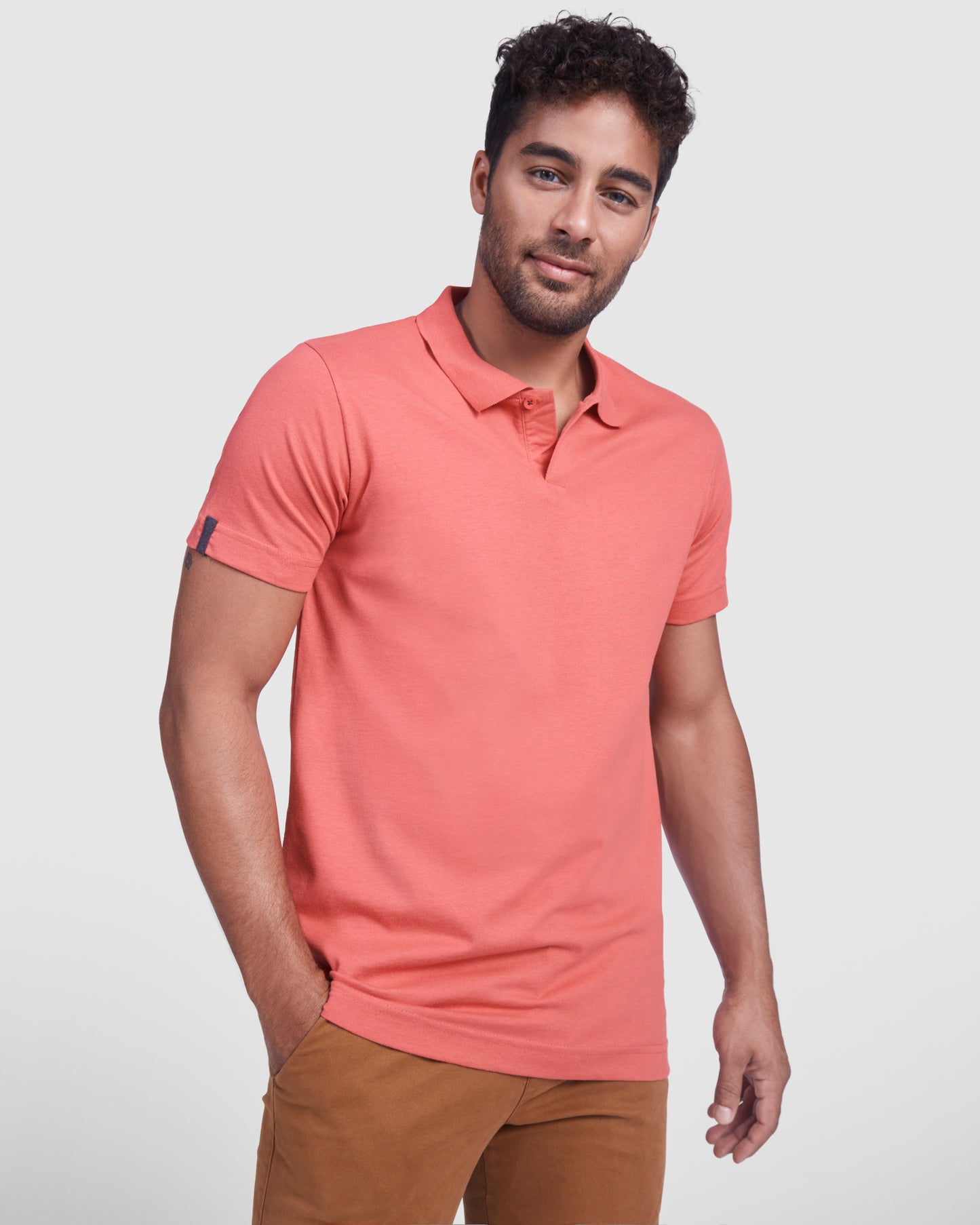 Polo de manga corta.