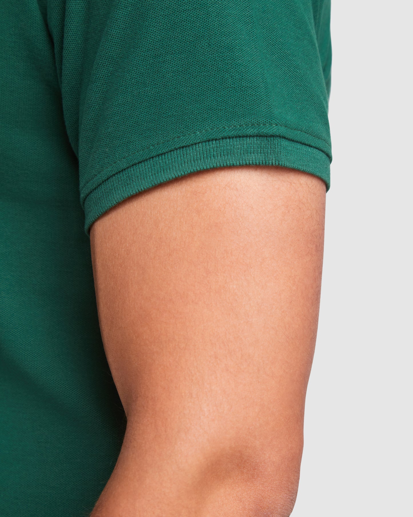 Polo de manga corta.