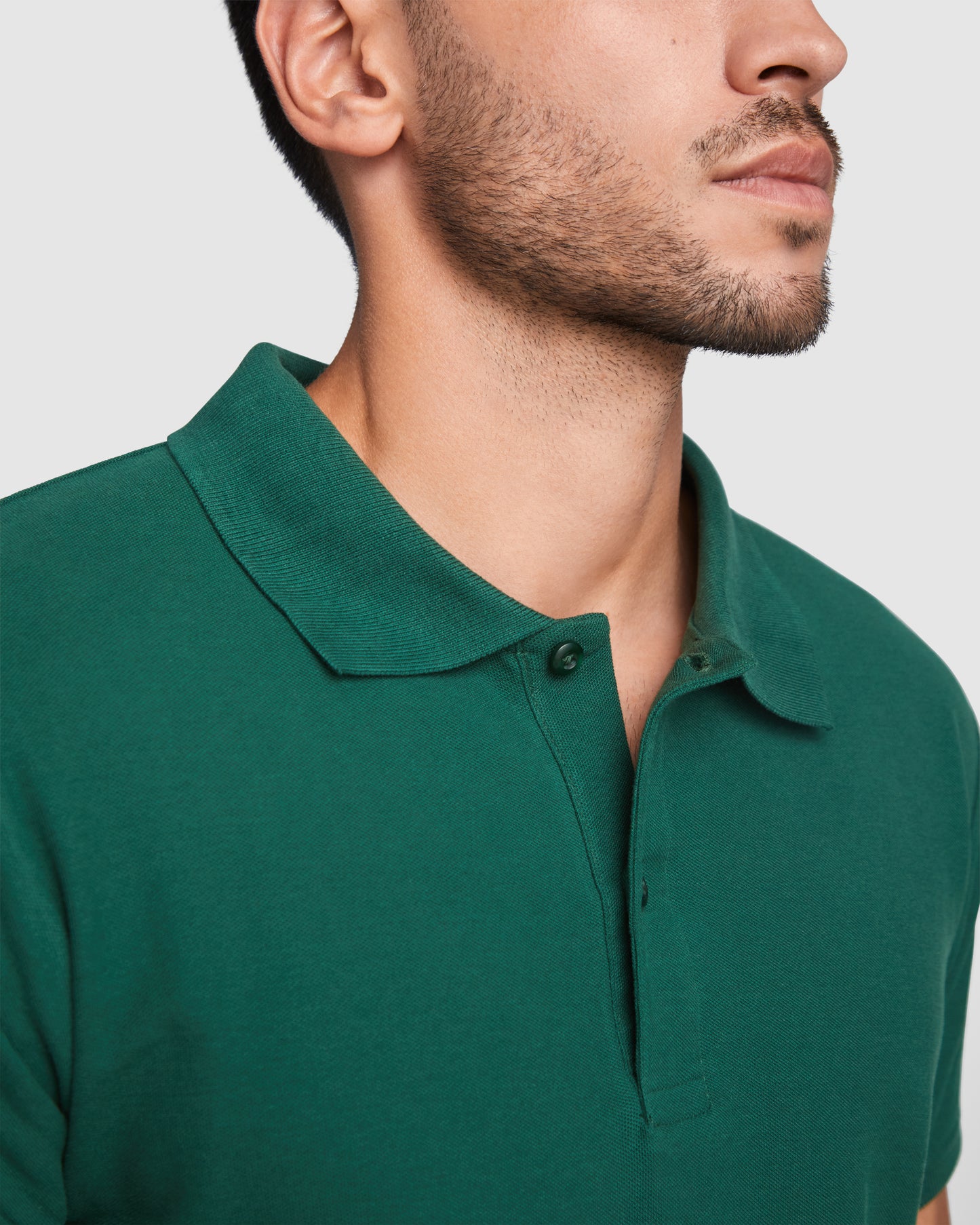 Polo de manga corta.