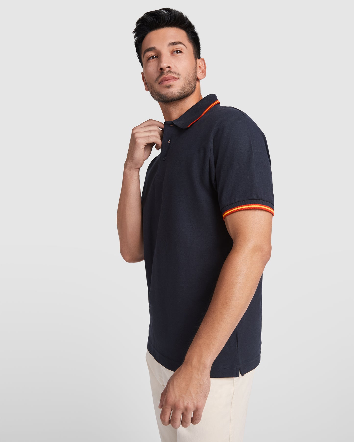 Polo de manga corta.