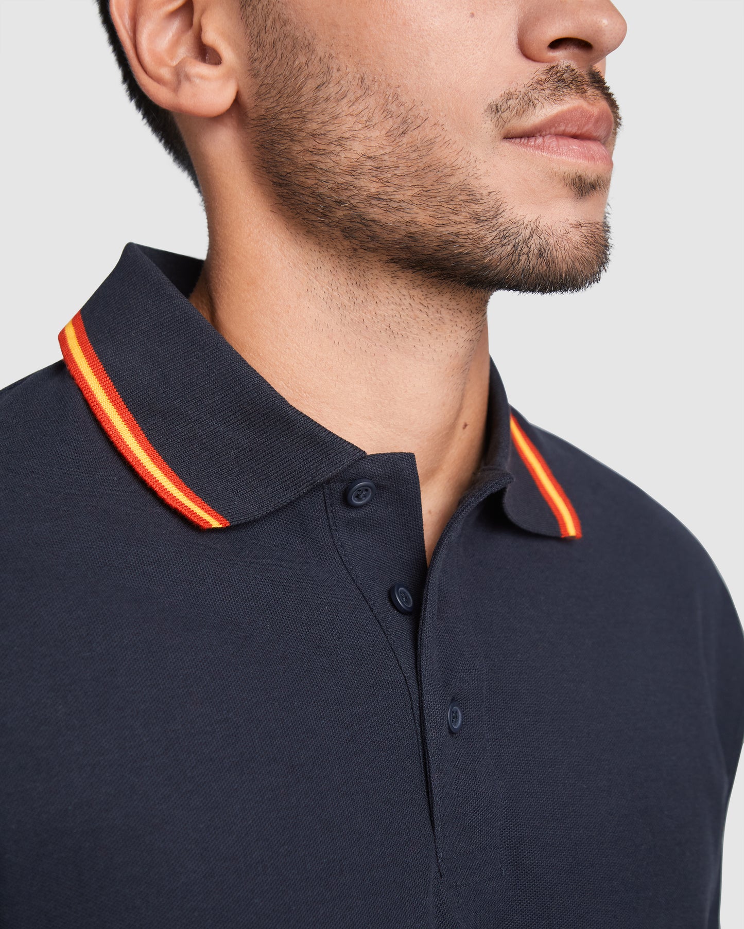Polo de manga corta.