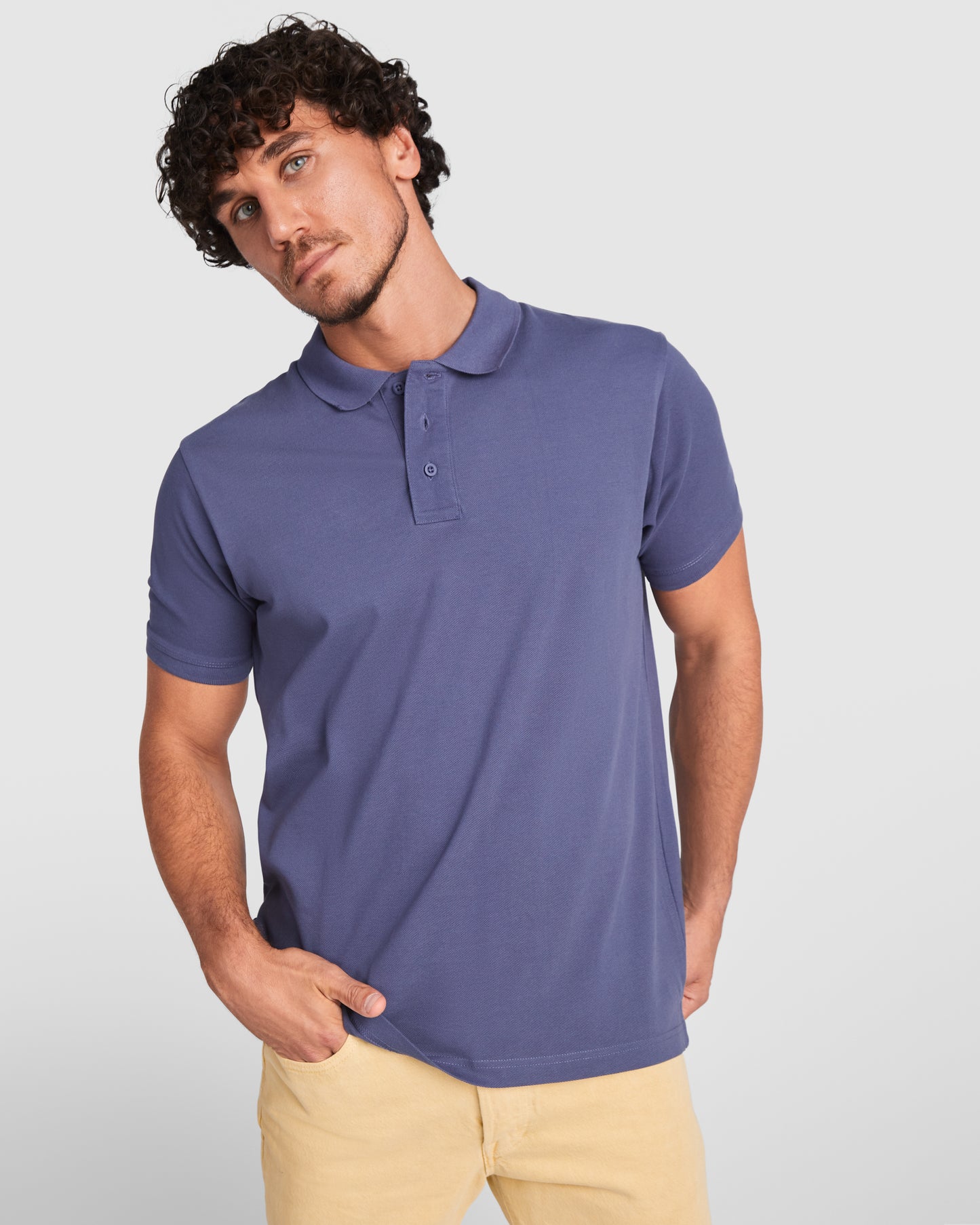 Polo de manga corta.