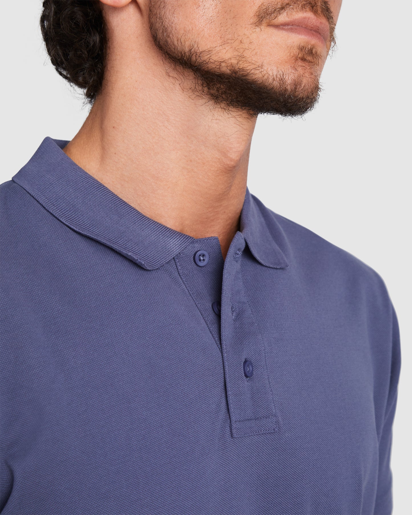 Polo de manga corta.