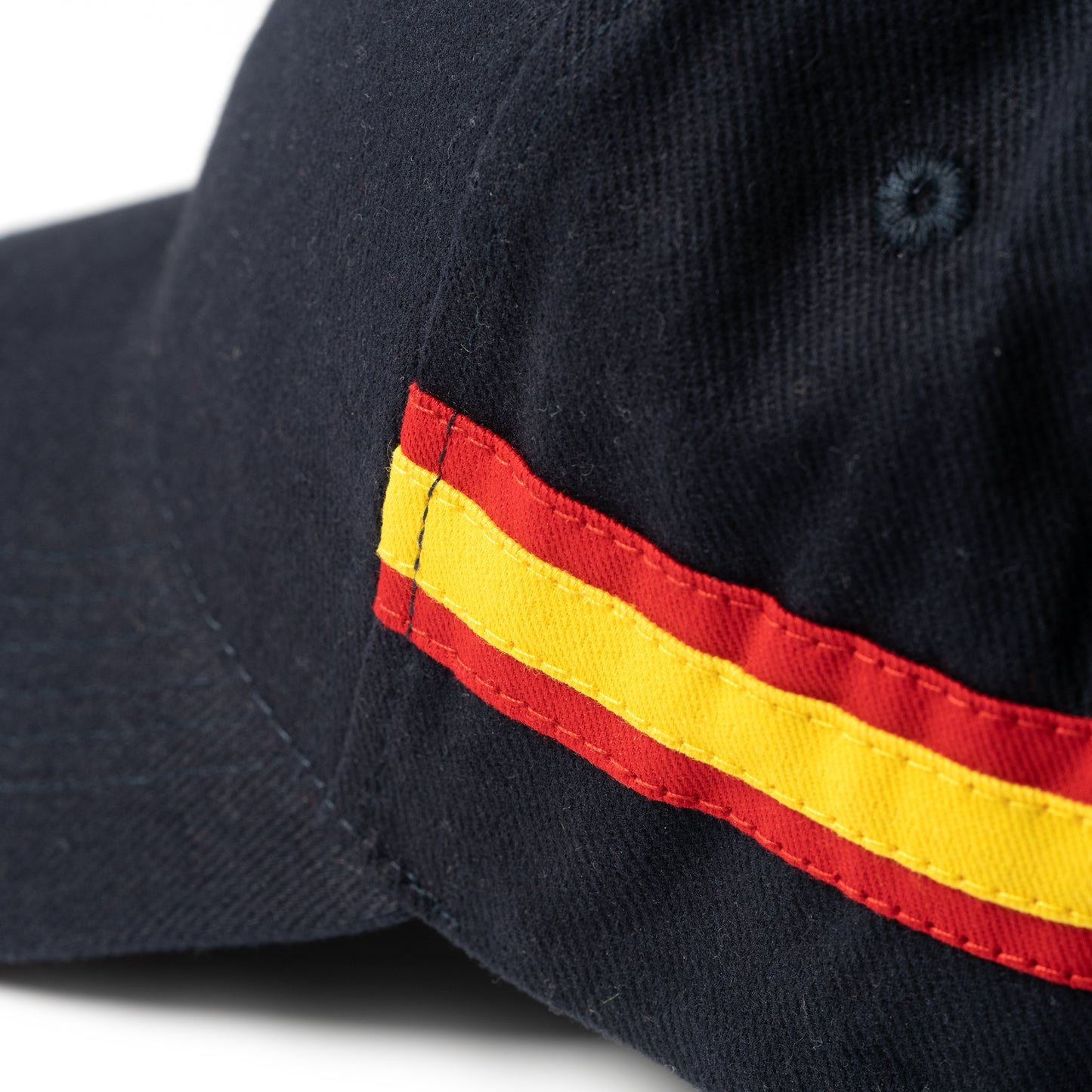 Gorra de 6 paneles 100% algodón peinado con diseño de bandera nacional.
