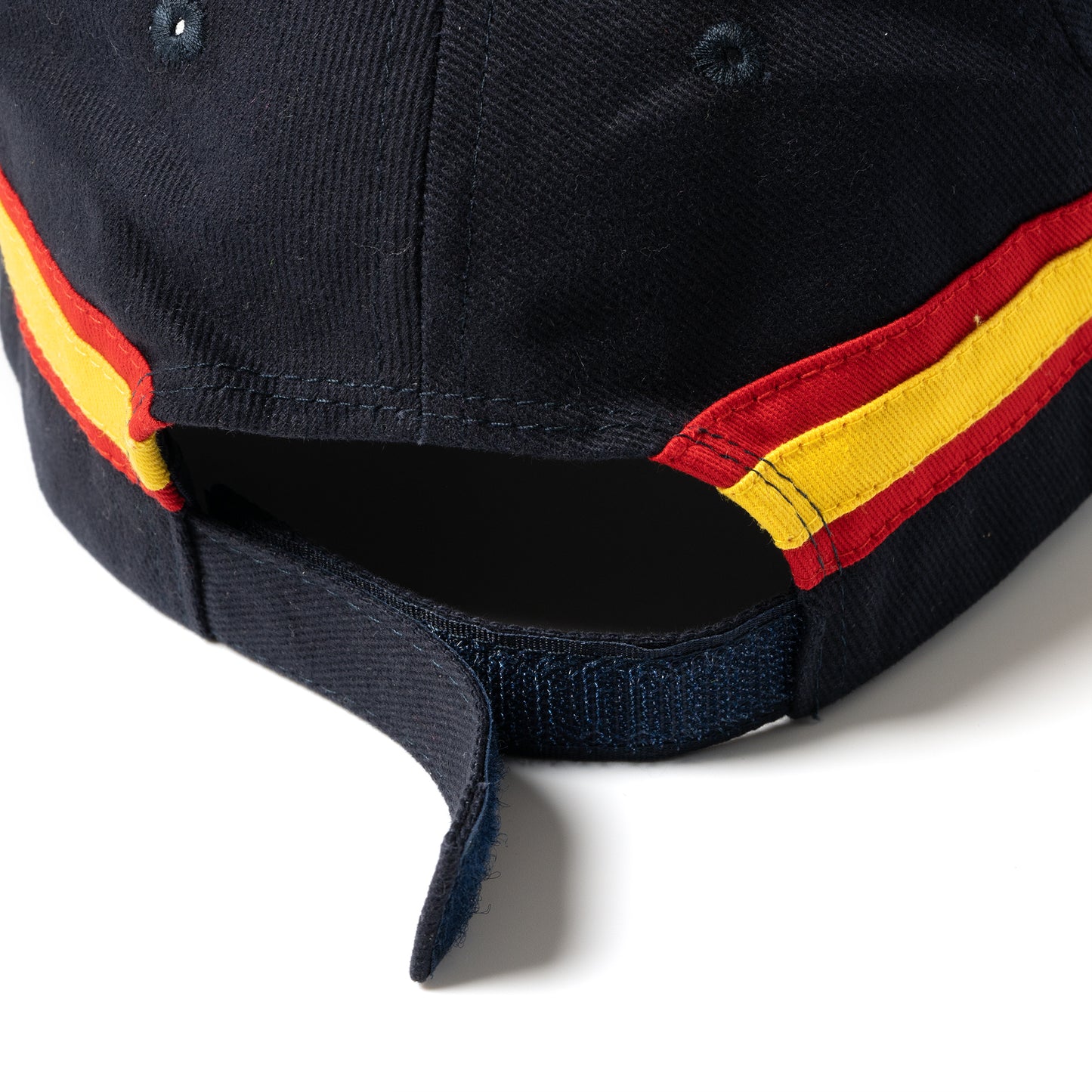 Gorra de 6 paneles 100% algodón peinado con diseño de bandera nacional.