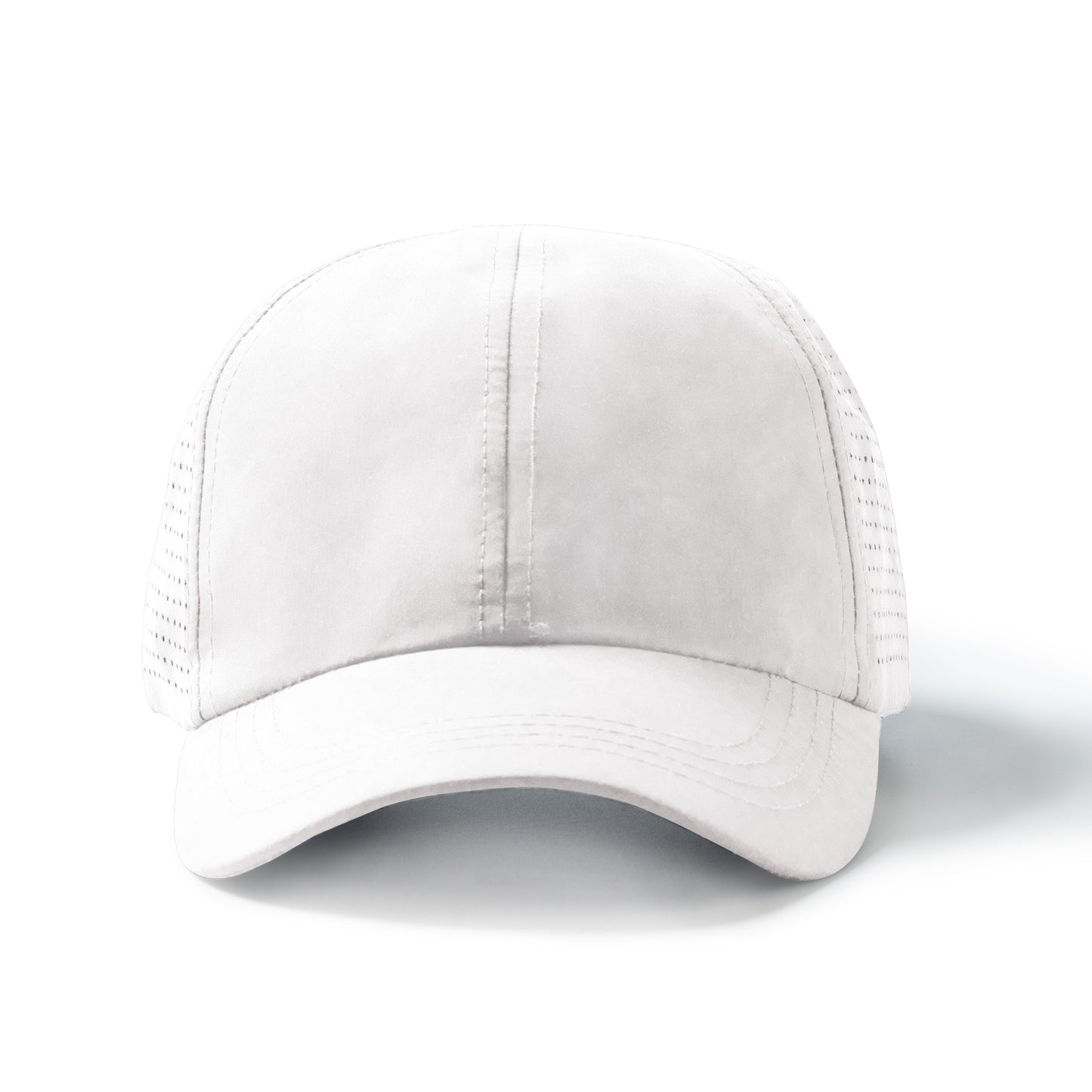 Gorra deportiva ventilada de 6 paneles 100% microfibra.