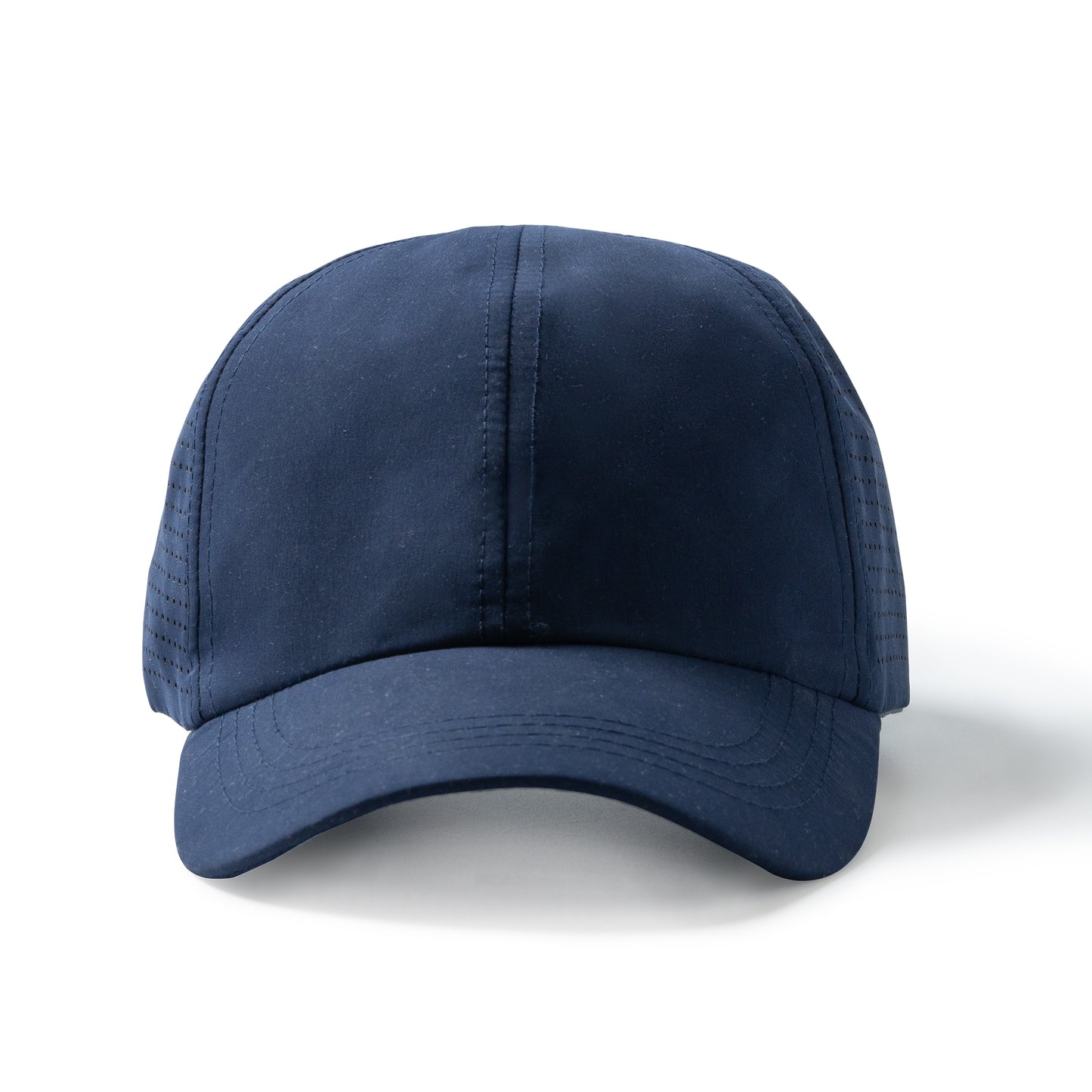Gorra deportiva ventilada de 6 paneles 100% microfibra.