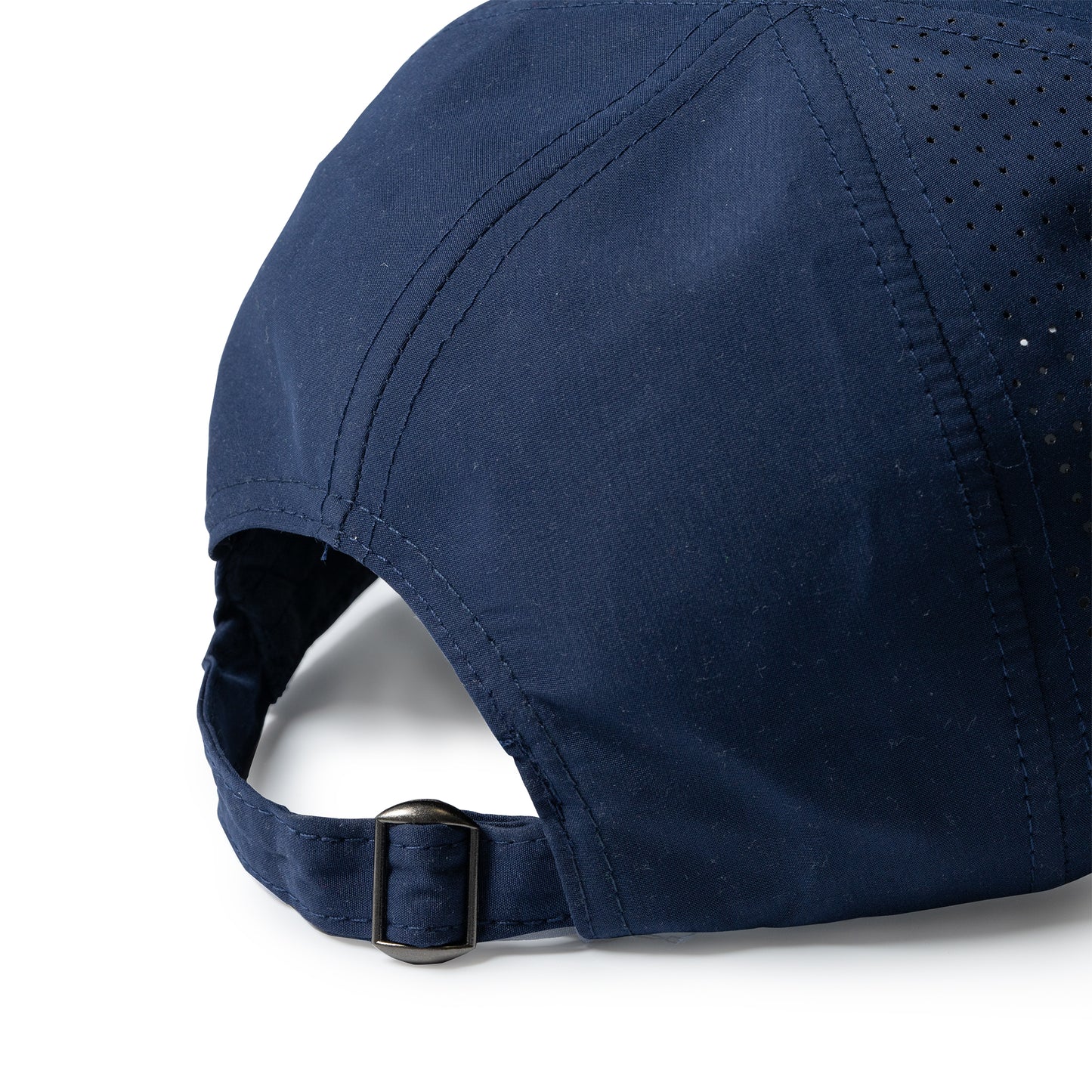 Gorra deportiva ventilada de 6 paneles 100% microfibra.