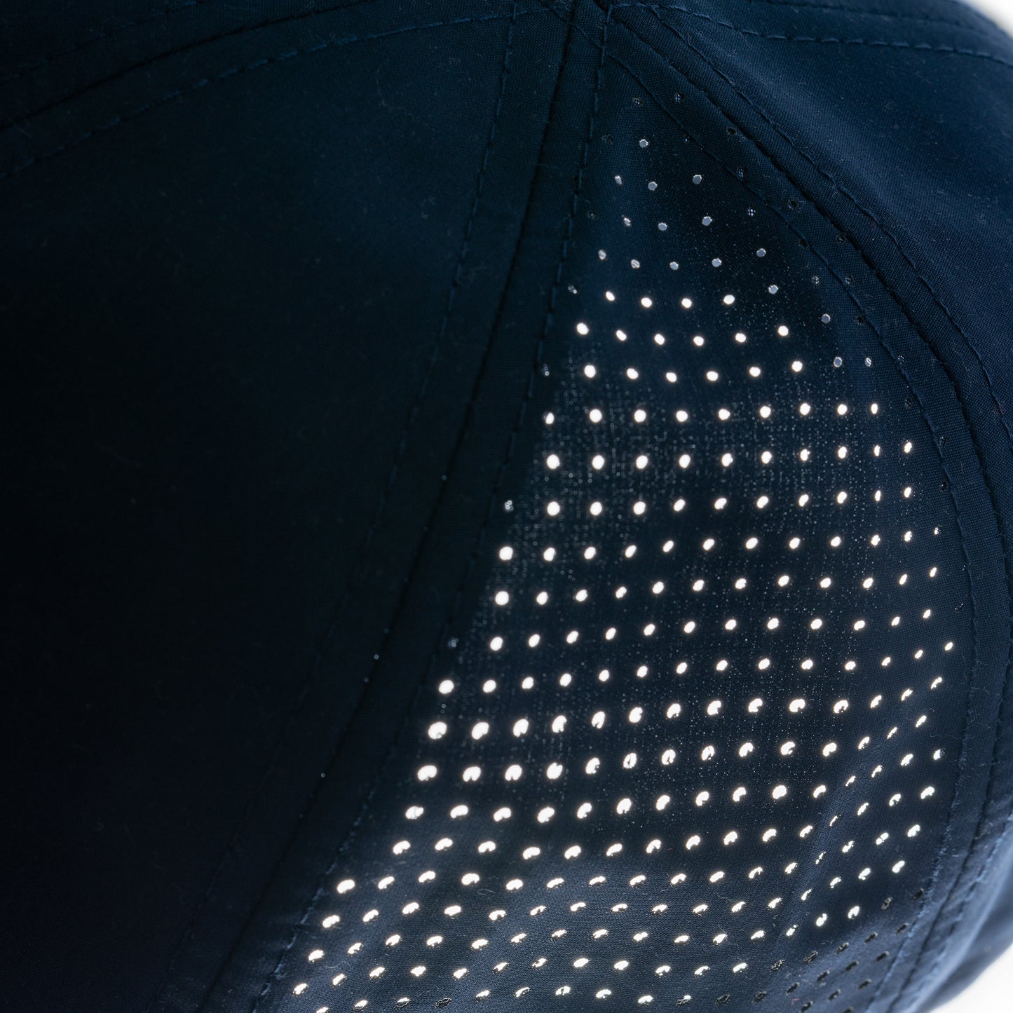 Gorra deportiva ventilada de 6 paneles 100% microfibra.