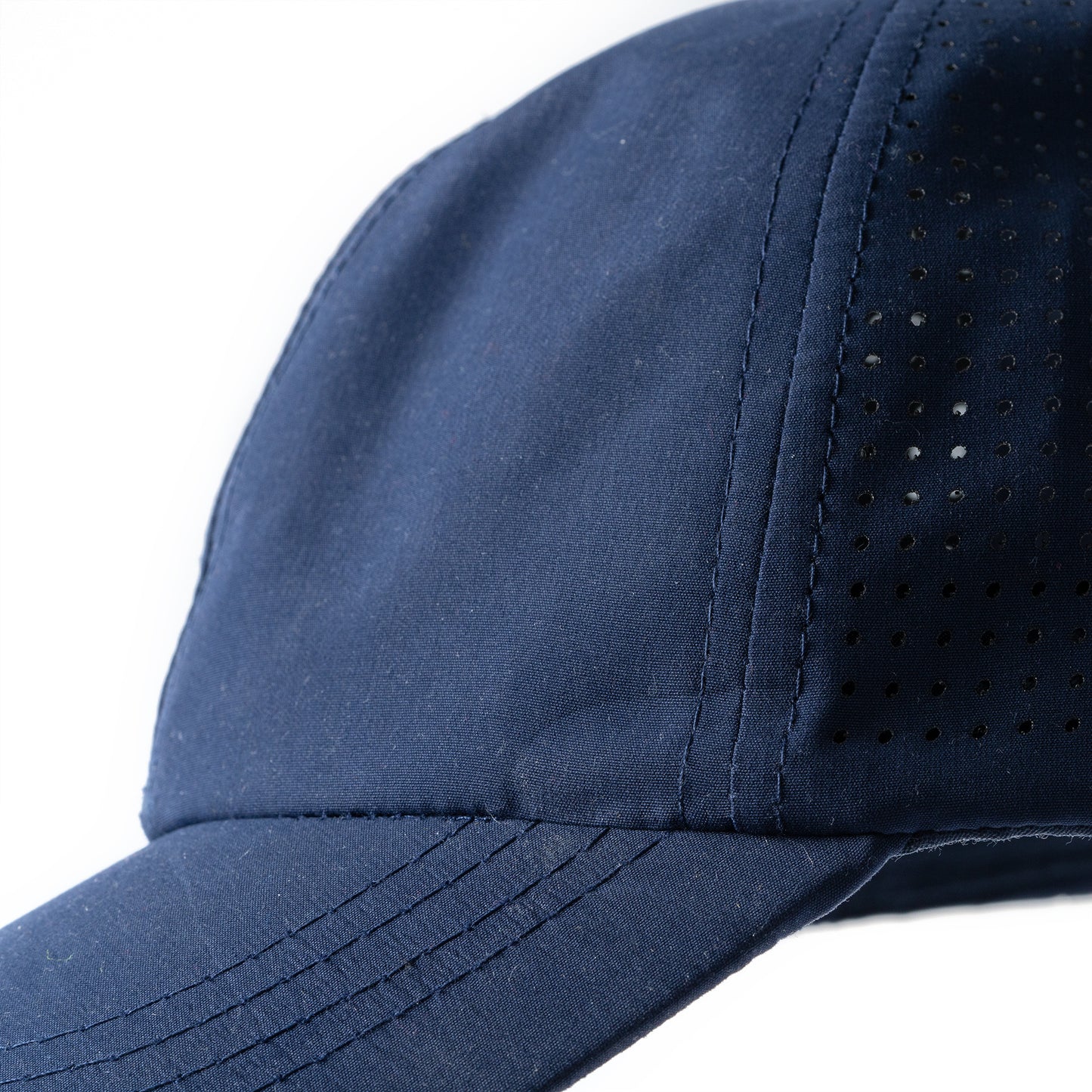 Gorra deportiva ventilada de 6 paneles 100% microfibra.