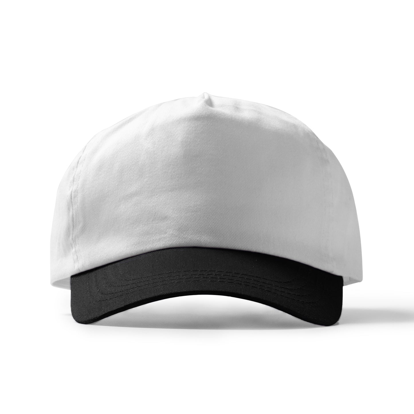 Gorra de 5 paneles 100% algodón. Cierre ajustable de velcro y orificios de ventilación.