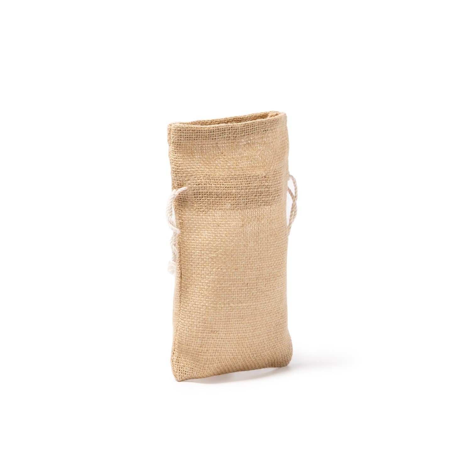 Bolsa estilo saco de yute natural. Cierre con cordones de algodón.