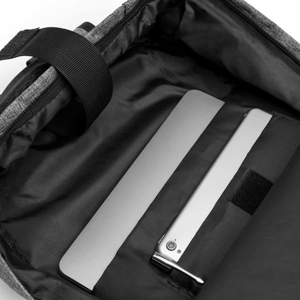 Mochila realizada en poliéster reciclado RPET 600D con diseño vigoré doble color