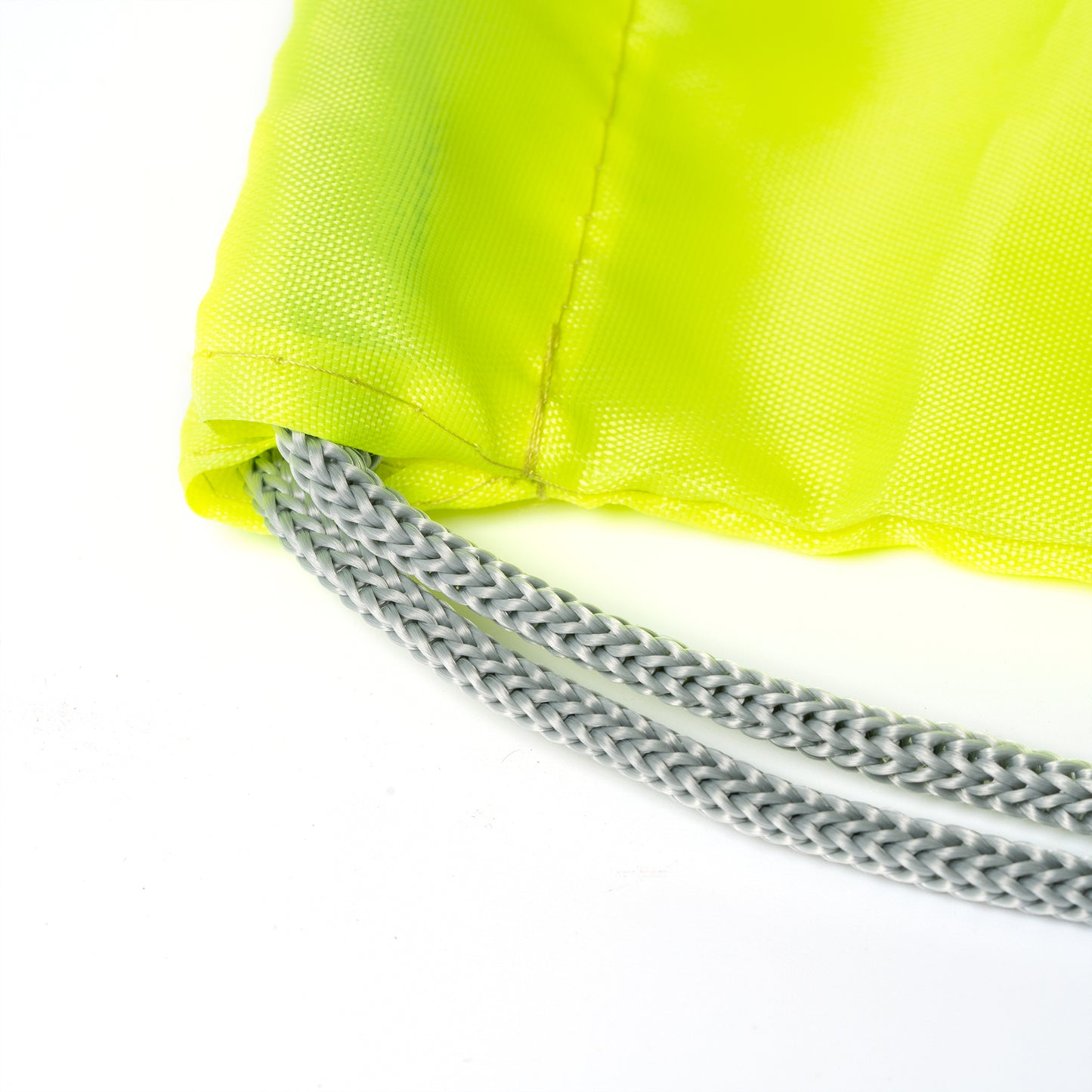 Mochila de cordones con banda reflectante, realizada en poliéster 210D.