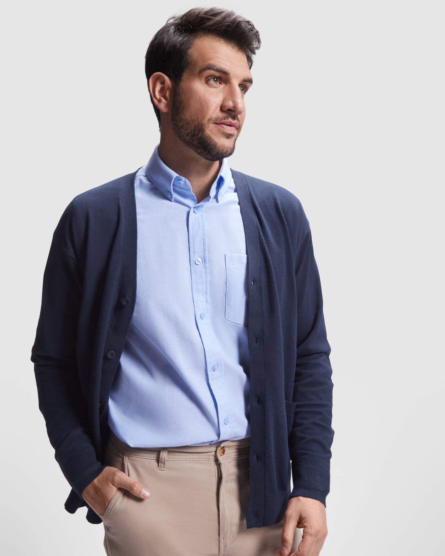 Chaqueta con escote de pico para hombre.