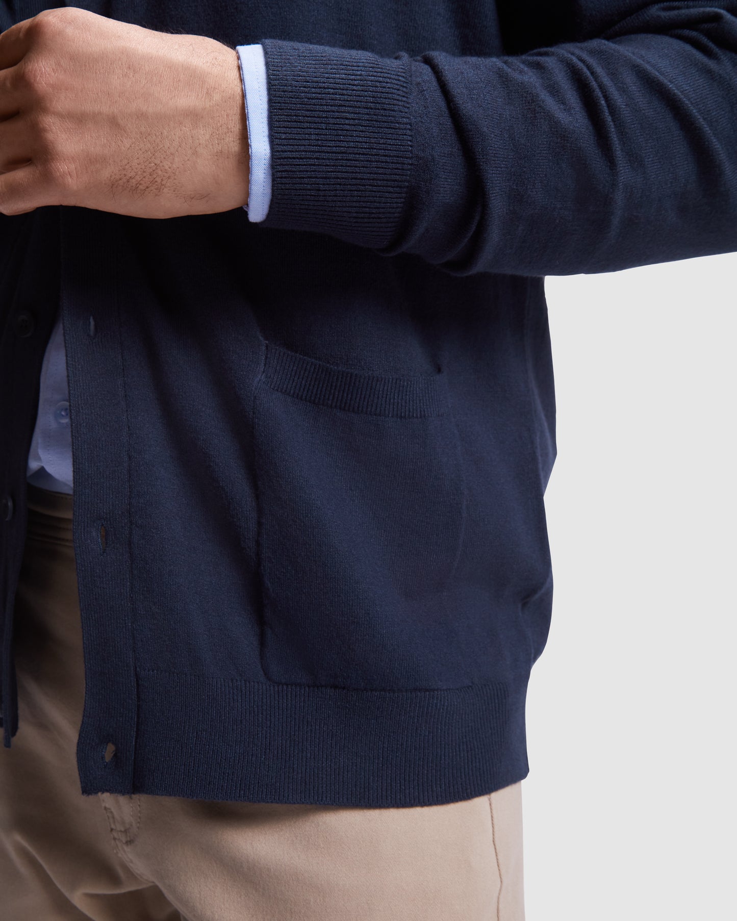Chaqueta con escote de pico para hombre.